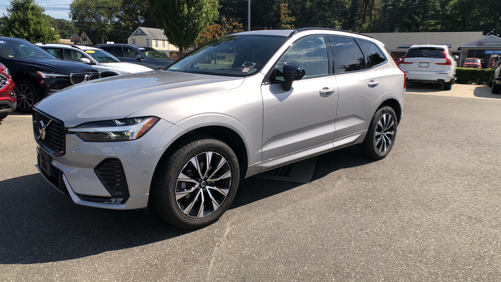 2023 Volvo XC60 Plus Dark Theme 3