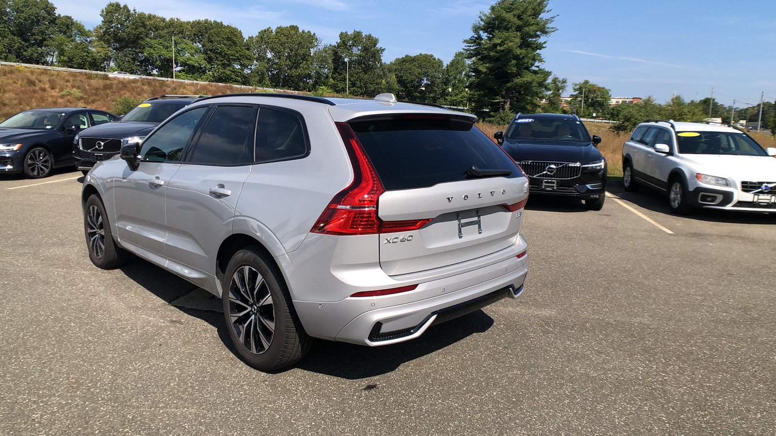 2023 Volvo XC60 Plus Dark Theme 5