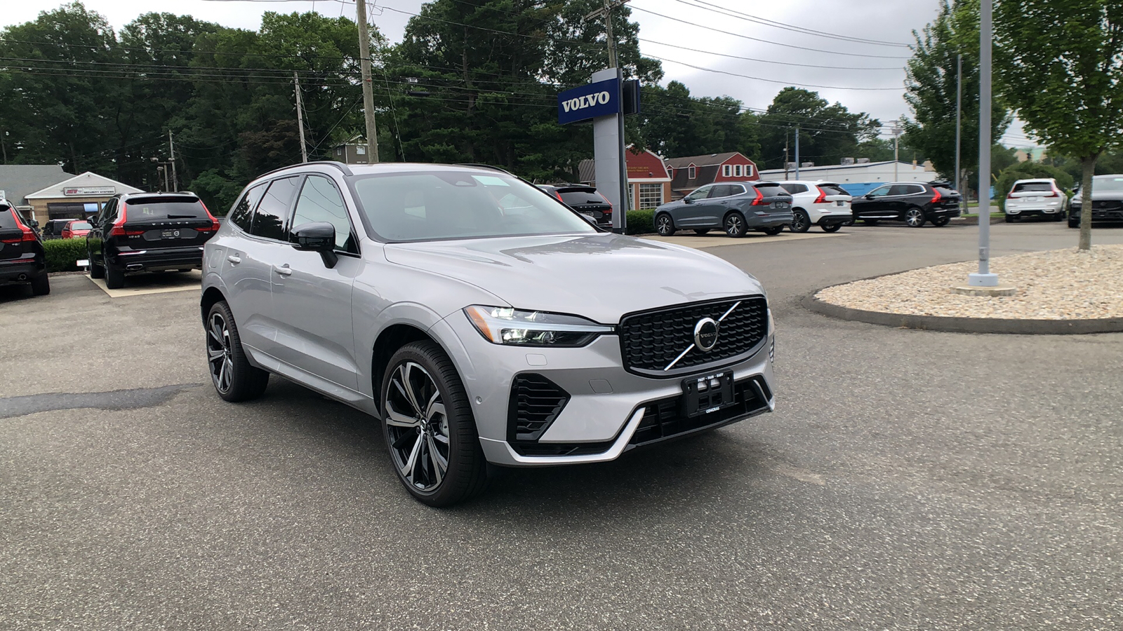 2025 Volvo XC60 Plug-In Hybrid Ultra 1