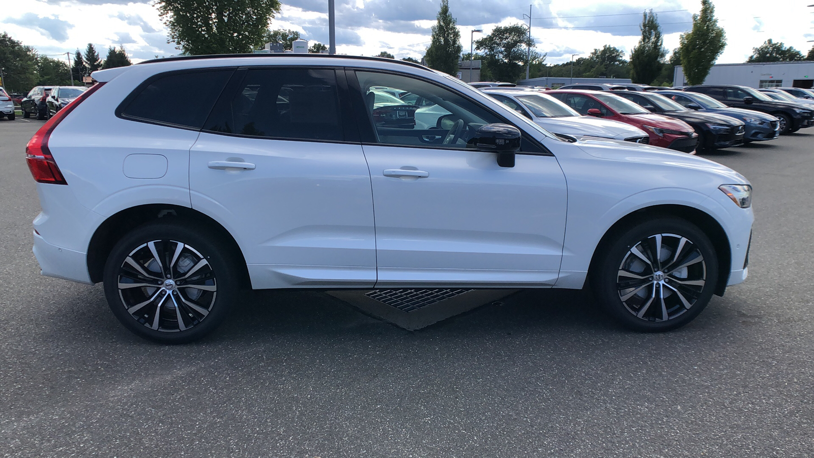 2025 Volvo XC60 Plus 8