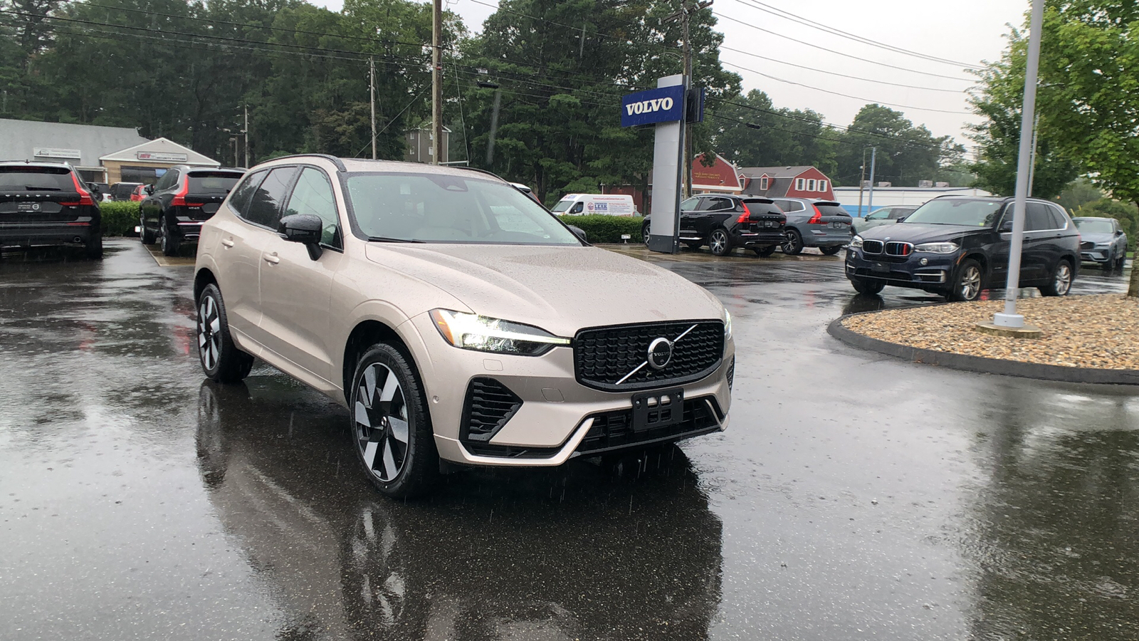 2025 Volvo XC60 Plug-In Hybrid Plus 1