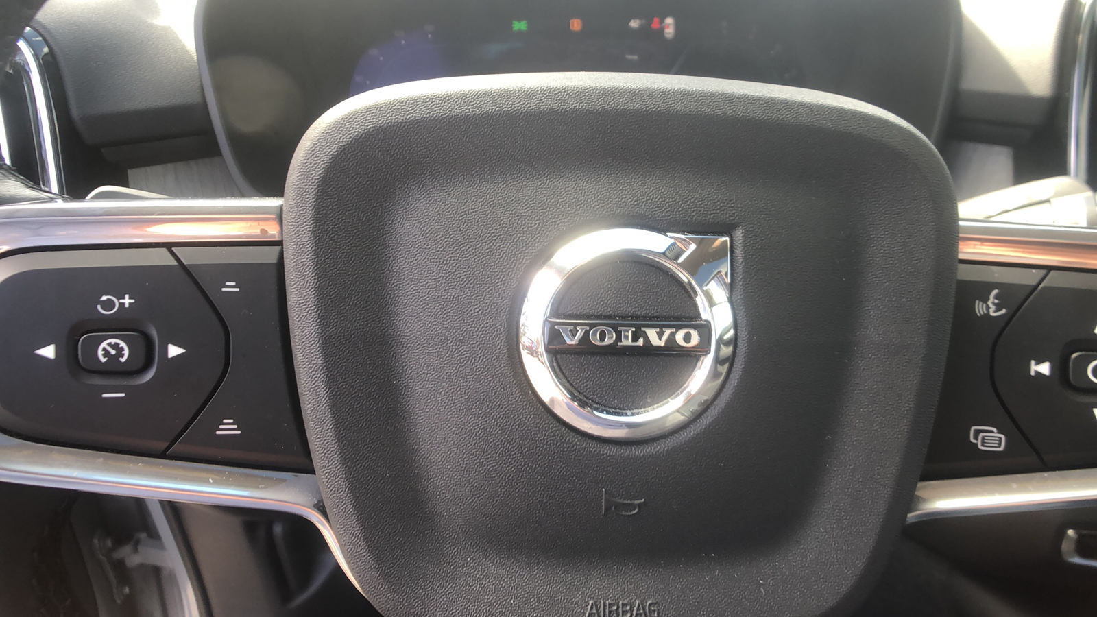 2024 Volvo XC40 Core Dark Theme 13
