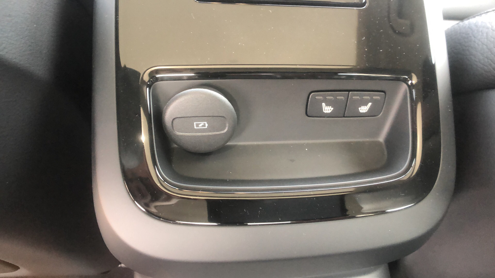 2024 Volvo S60 Recharge Plug-In Hybrid Plus Dark Theme 53