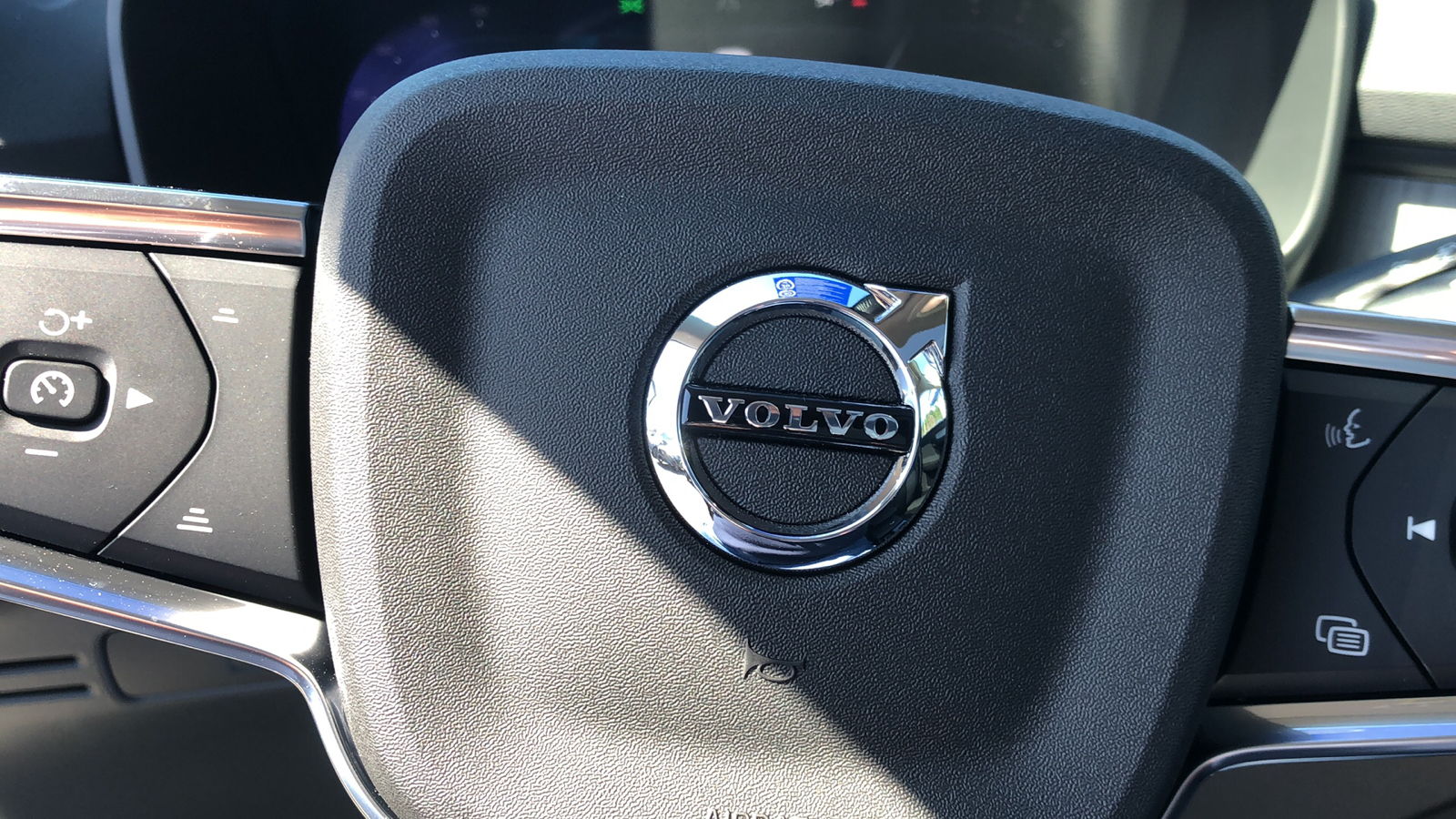 2024 Volvo XC40 Plus Dark Theme 12