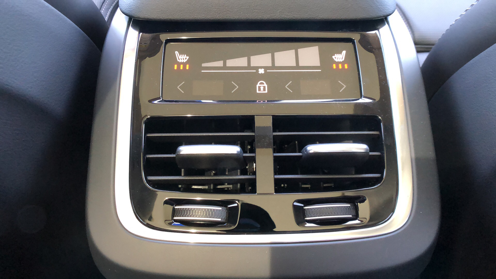 2025 Volvo XC90 Plug-In Hybrid Ultra 33