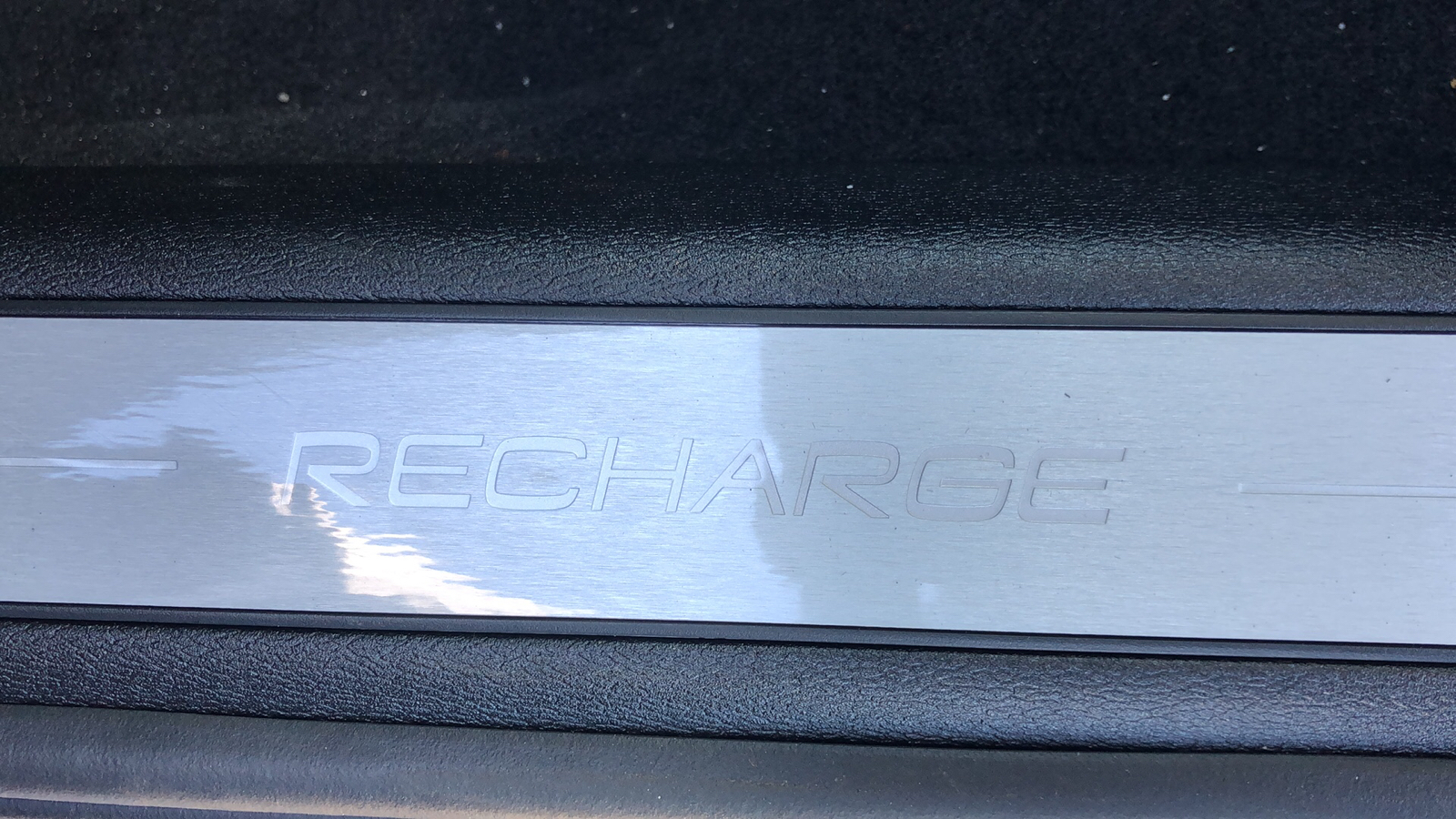 2024 Volvo S60 Recharge Plug-In Hybrid Plus Dark Theme 10