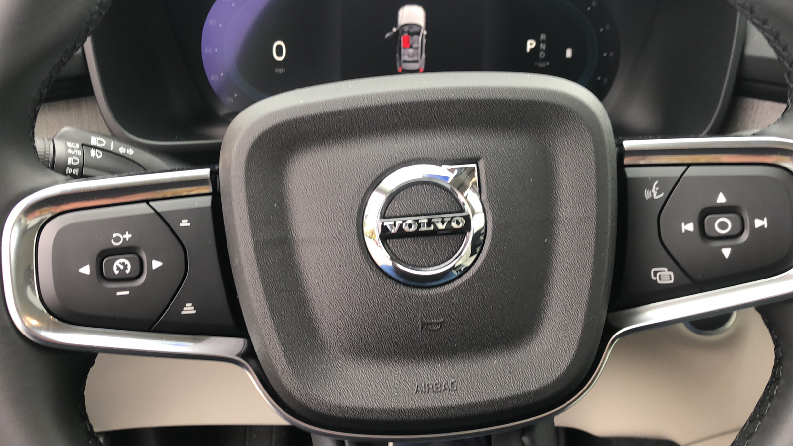 2024 Volvo XC40 Plus Dark Theme 13