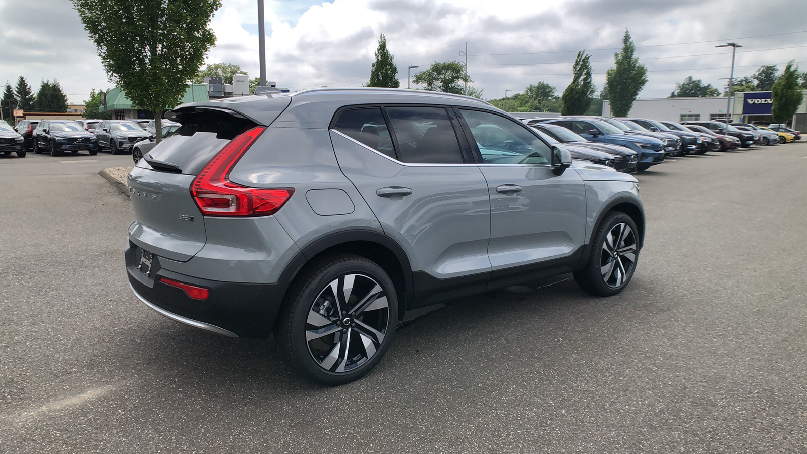 2025 Volvo XC40 Plus Bright Theme 10