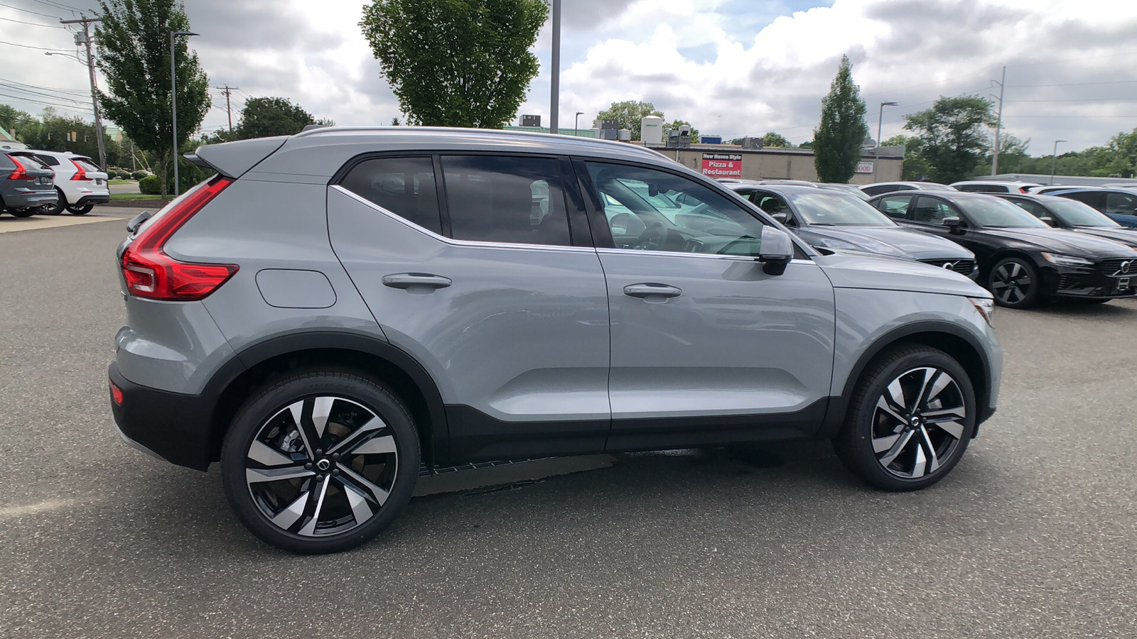 2025 Volvo XC40 Plus Bright Theme 11