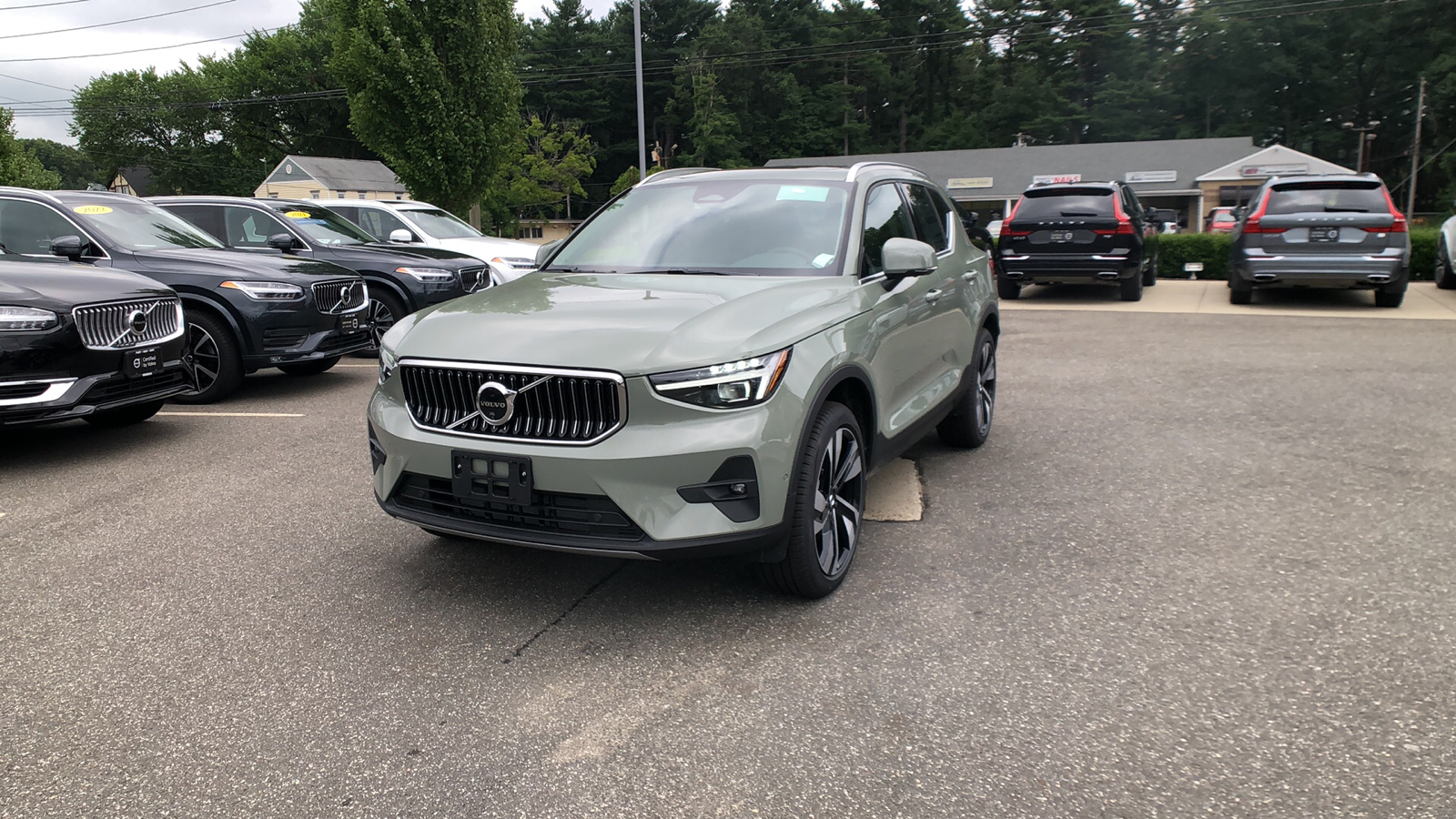 2025 Volvo XC40 Ultra Bright Theme 3