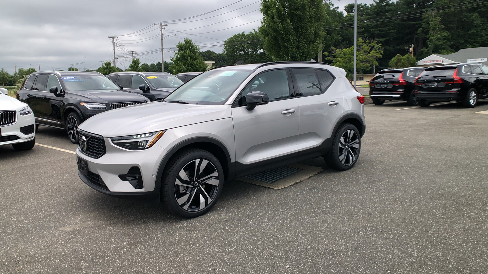 2025 Volvo XC40 Plus Dark Theme 4