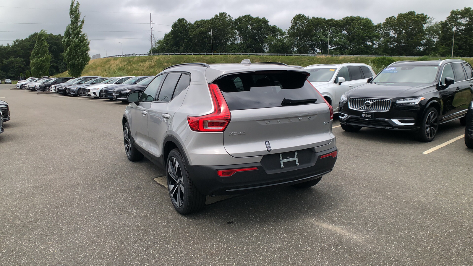 2025 Volvo XC40 Plus Dark Theme 7