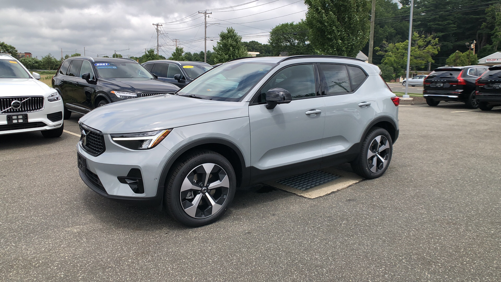 2025 Volvo XC40 Plus Dark Theme 4