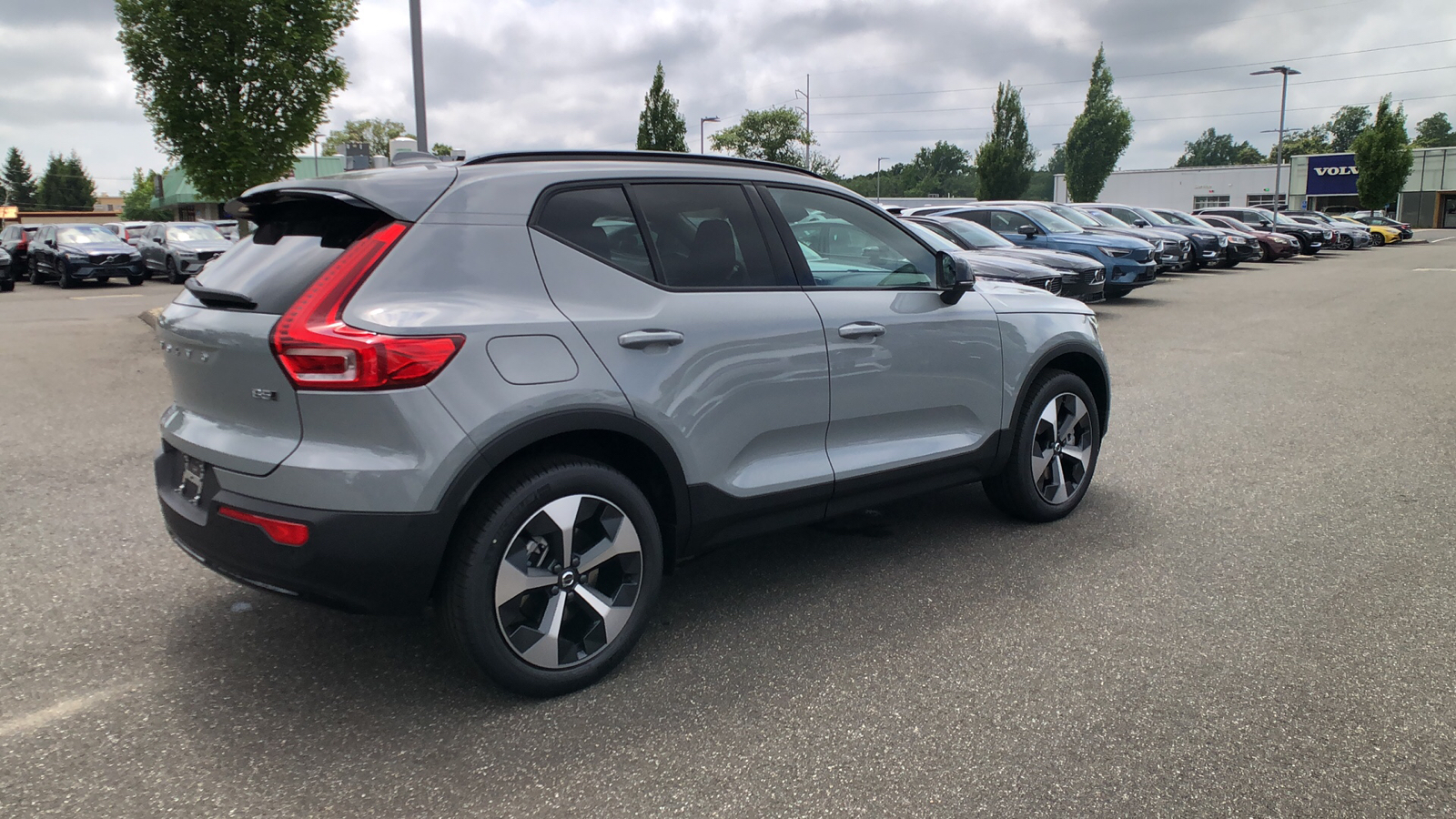 2025 Volvo XC40 Plus Dark Theme 10