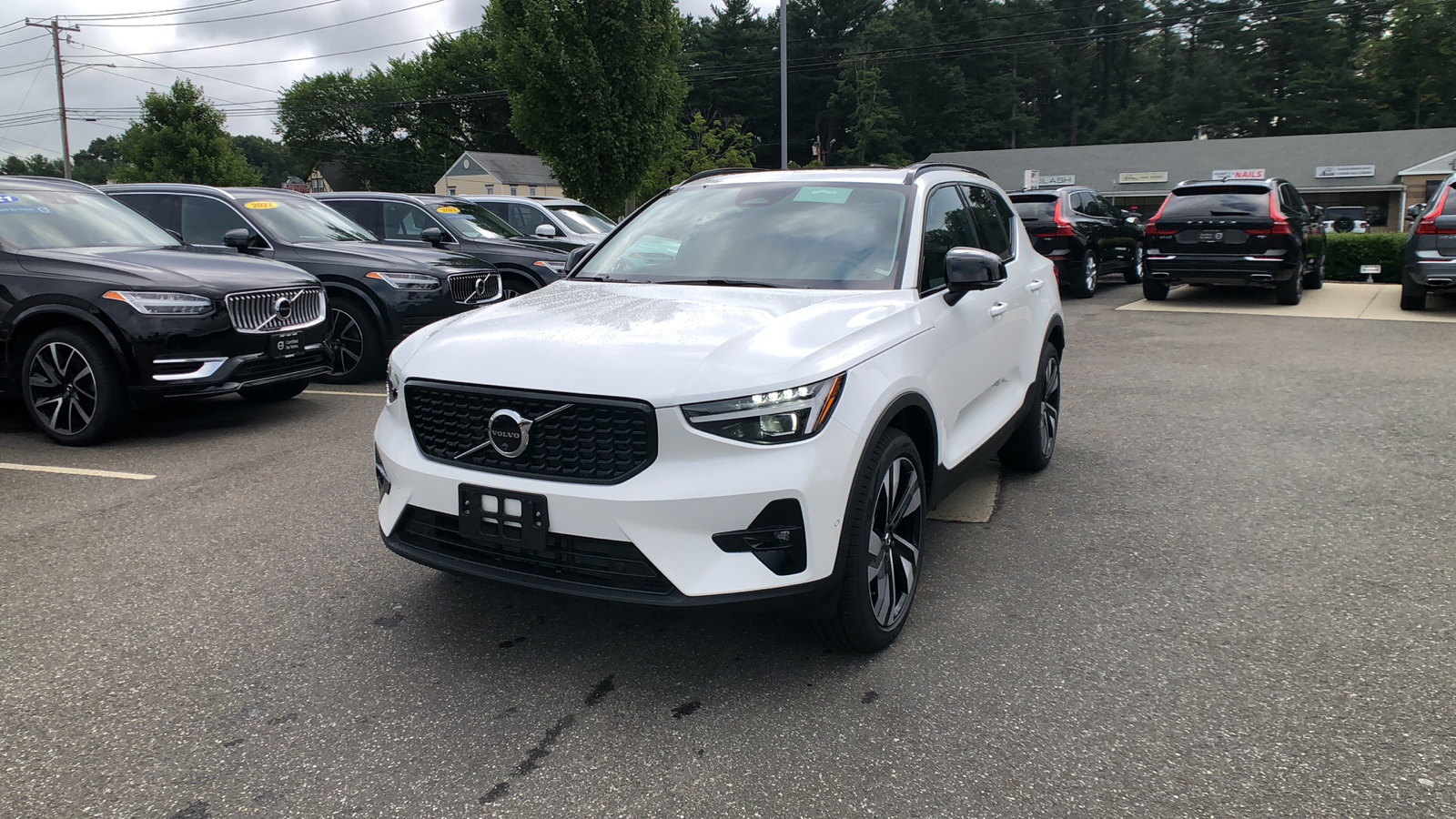 2025 Volvo XC40 Plus Dark Theme 3