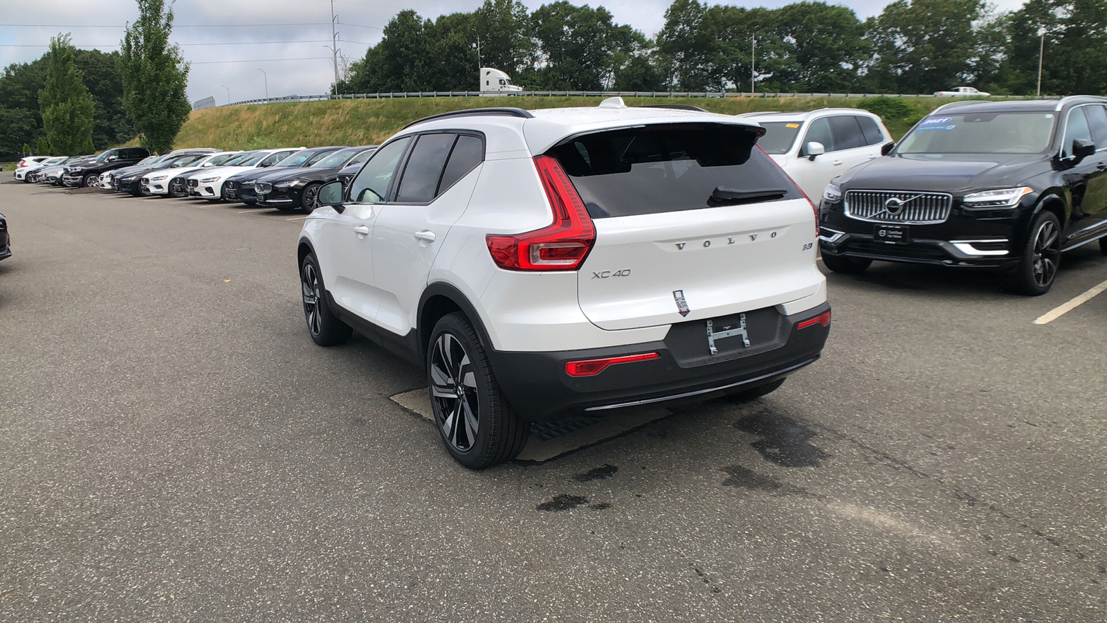 2025 Volvo XC40 Plus Dark Theme 7