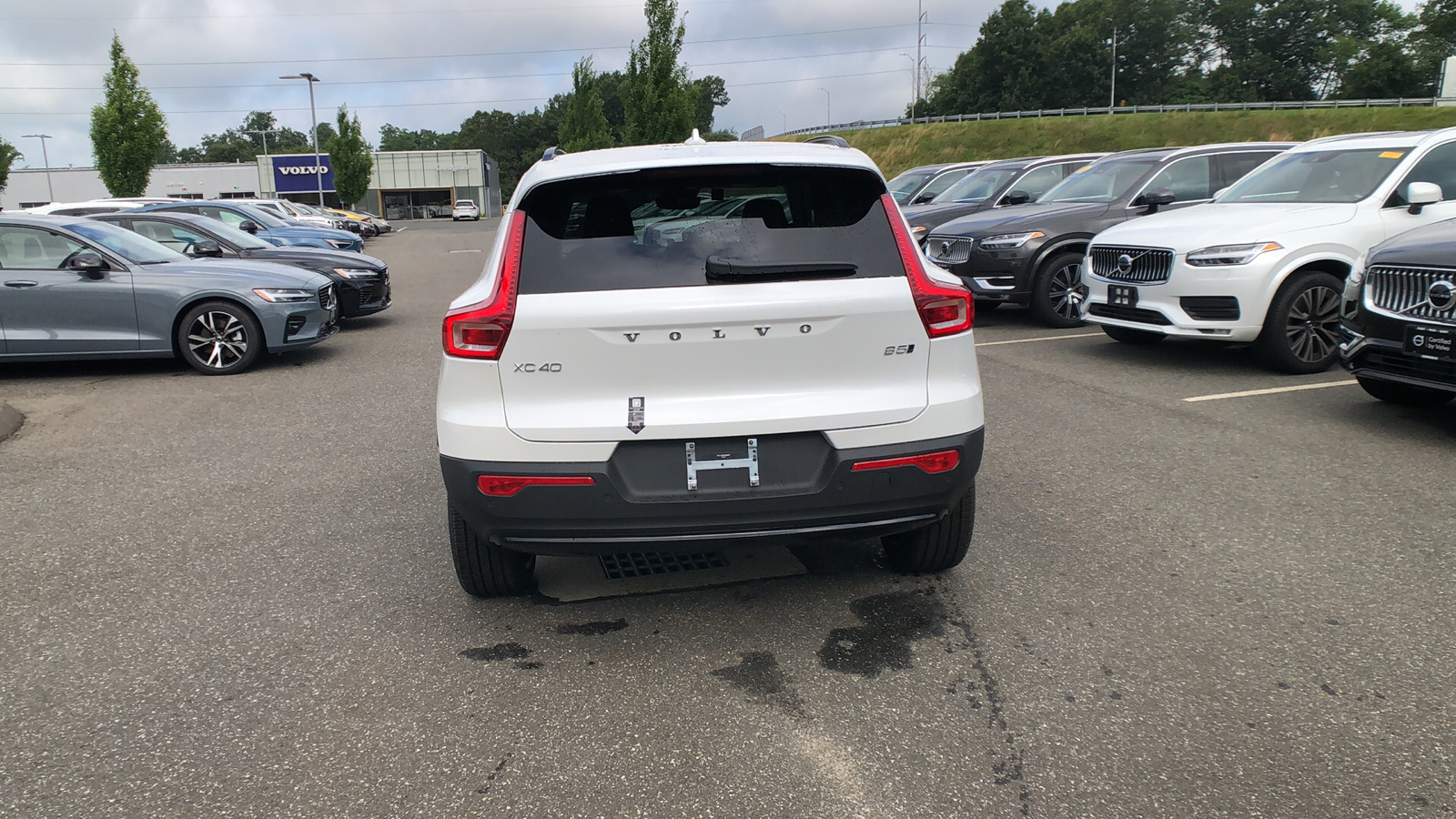 2025 Volvo XC40 Plus Dark Theme 8