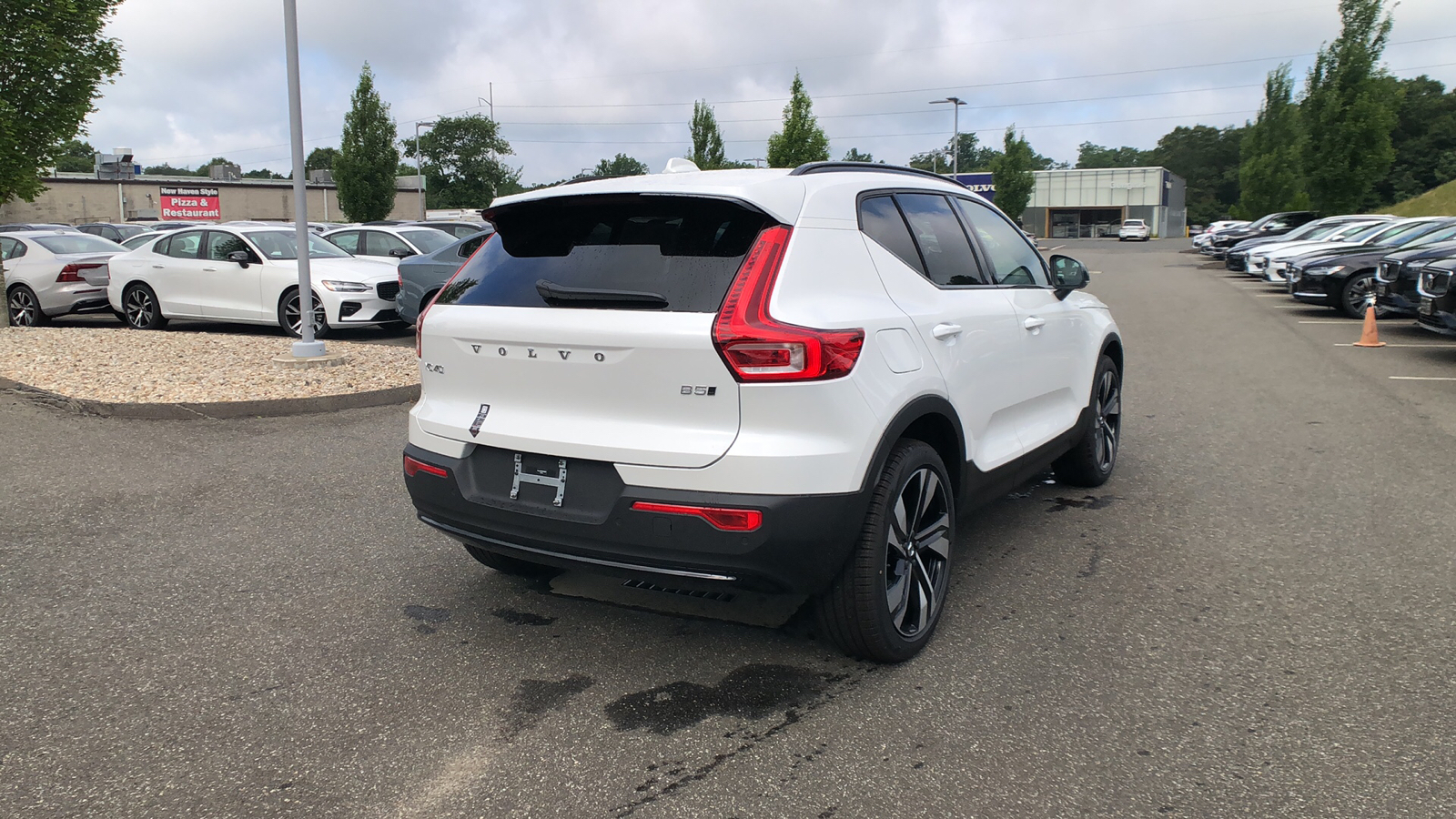 2025 Volvo XC40 Plus Dark Theme 9