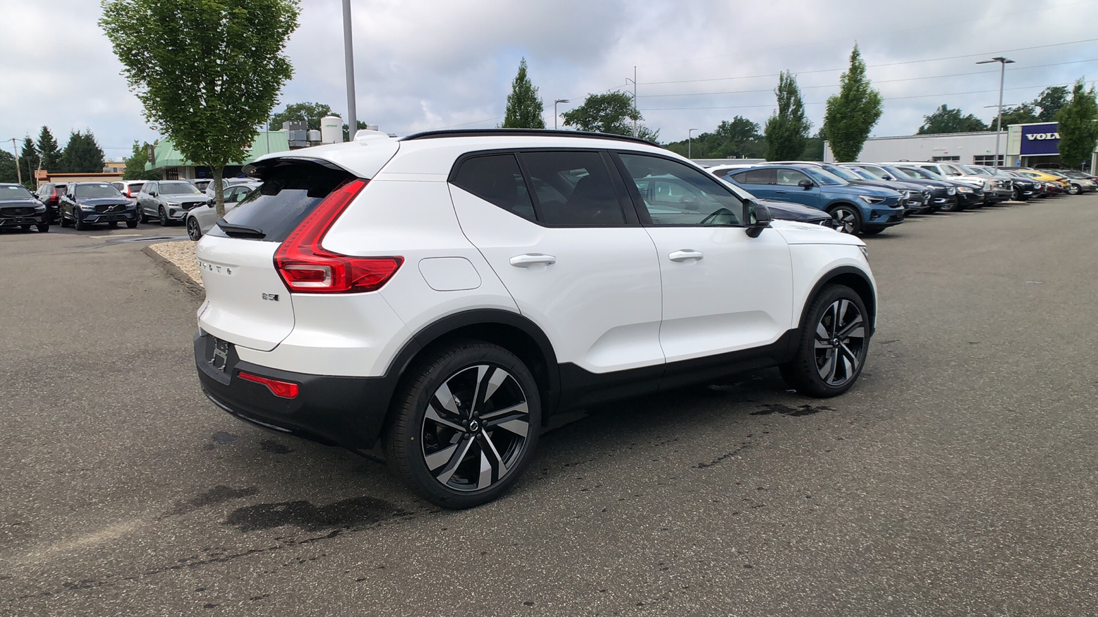 2025 Volvo XC40 Plus Dark Theme 10