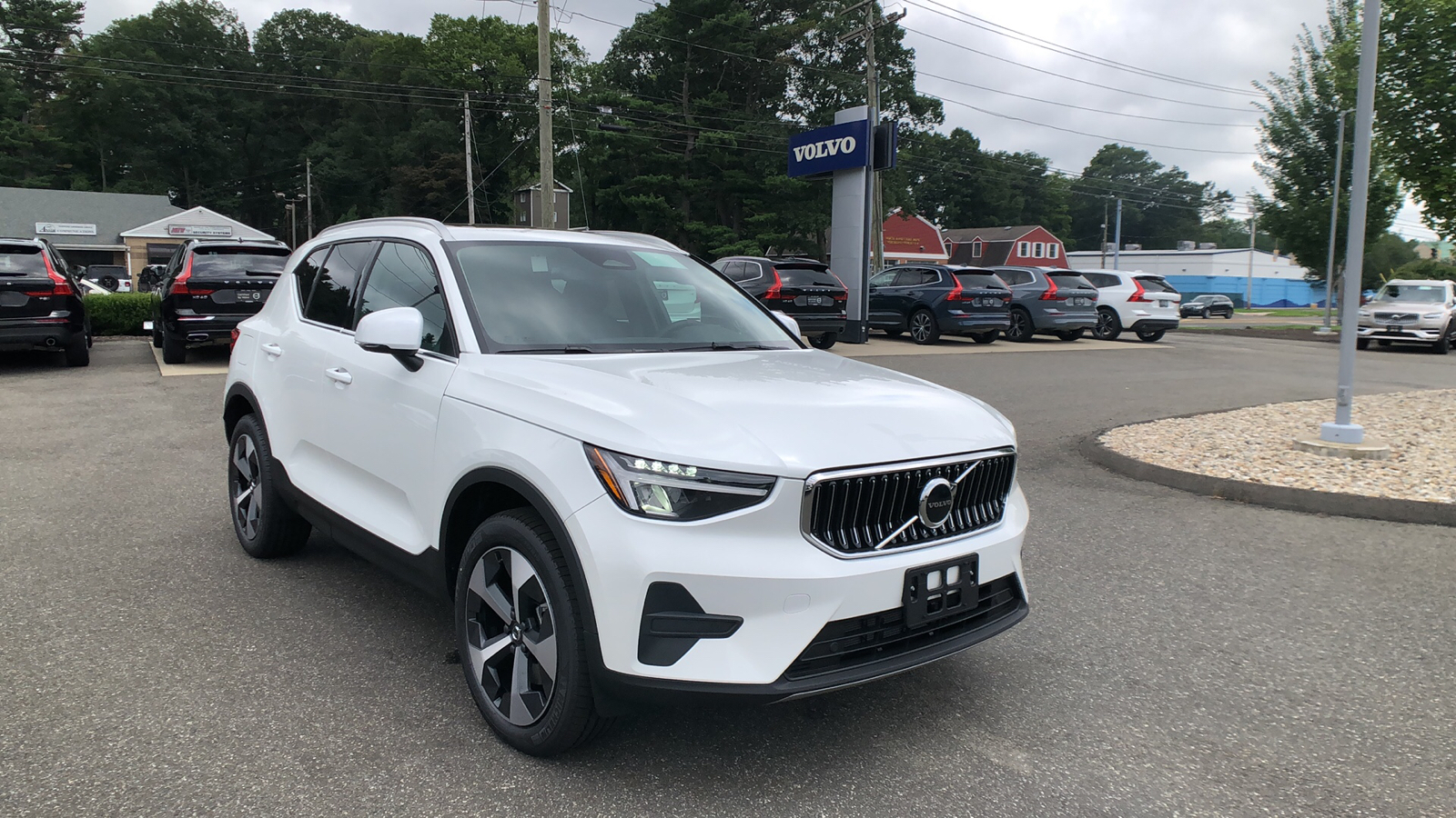 2025 Volvo XC40 Core Bright Theme 1