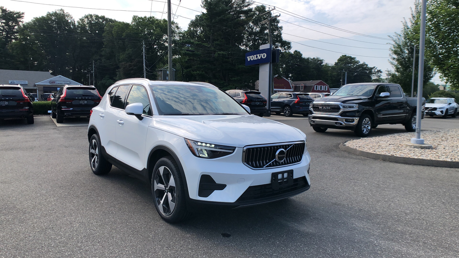 2025 Volvo XC40 Core Bright Theme 1