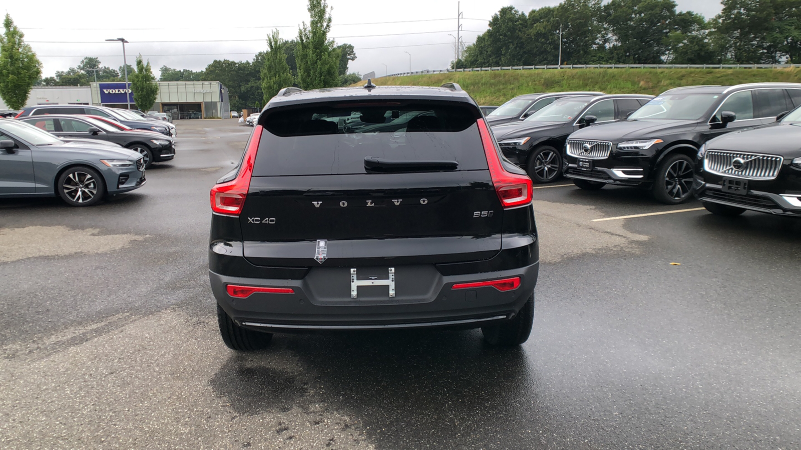 2025 Volvo XC40 Plus Dark Theme 8