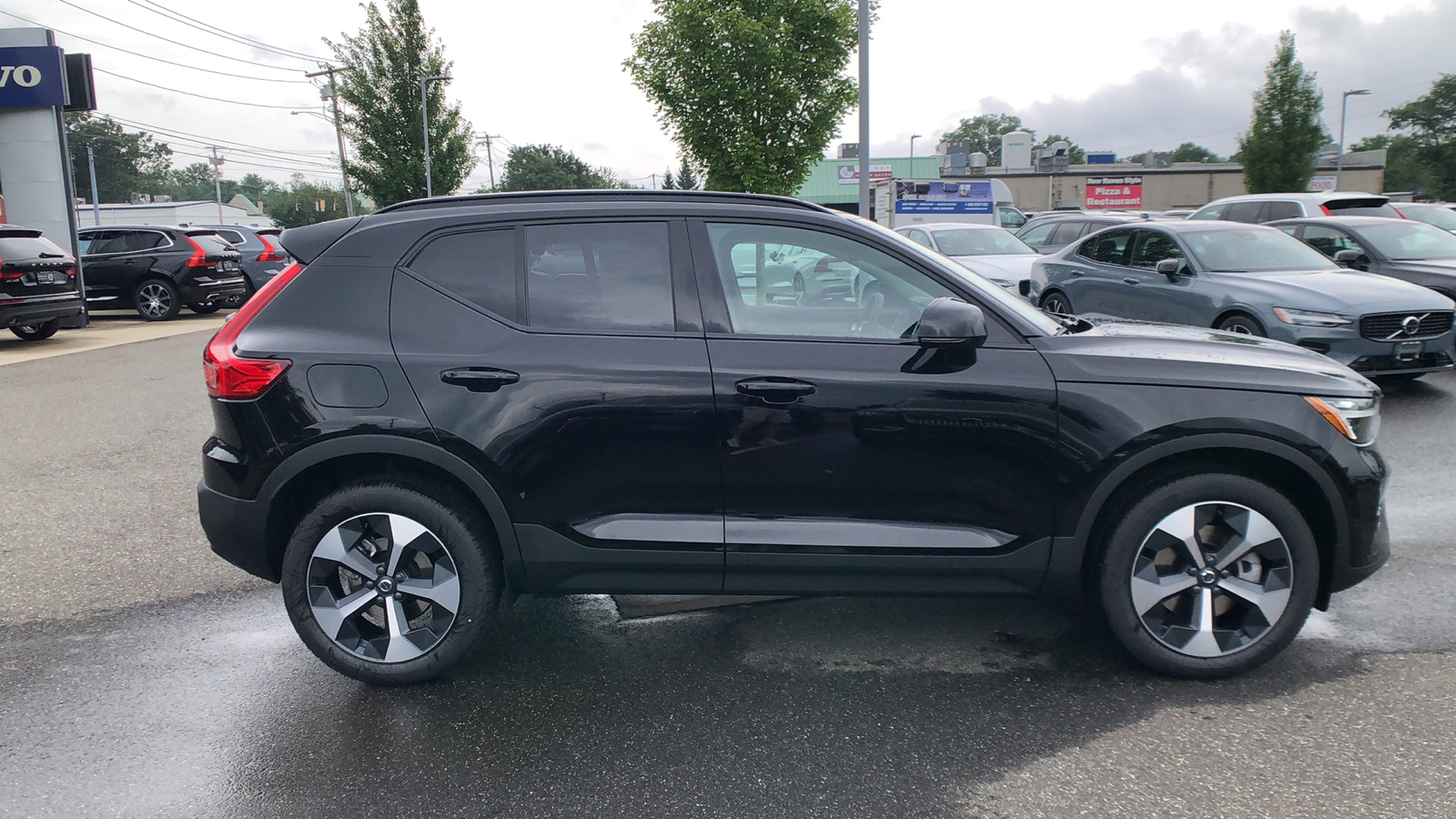 2025 Volvo XC40 Plus Dark Theme 11