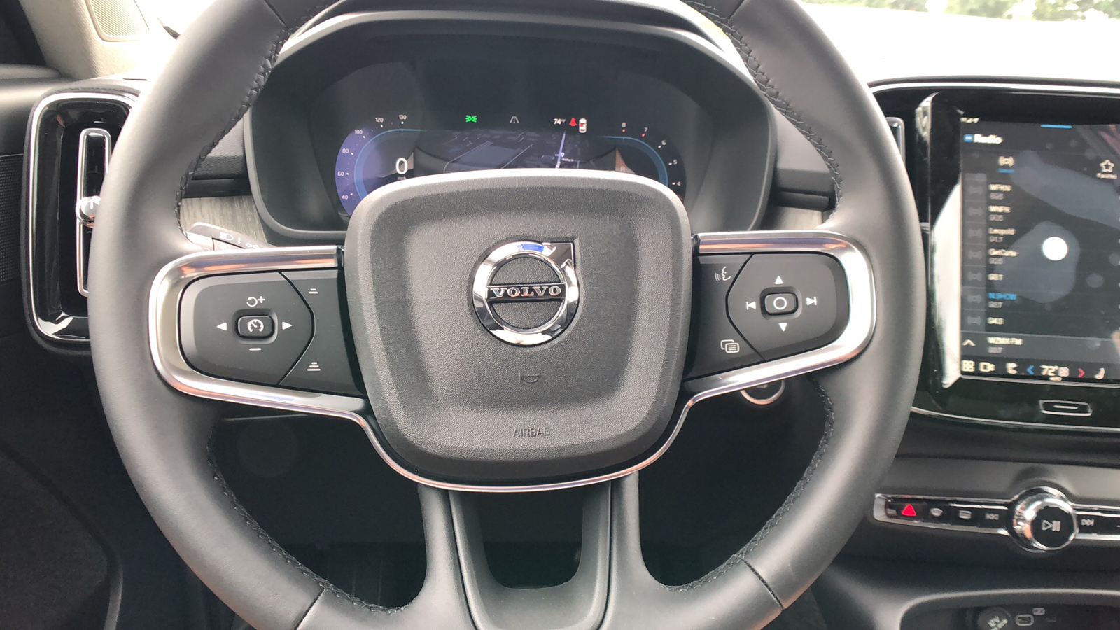 2025 Volvo XC40 Plus Dark Theme 24