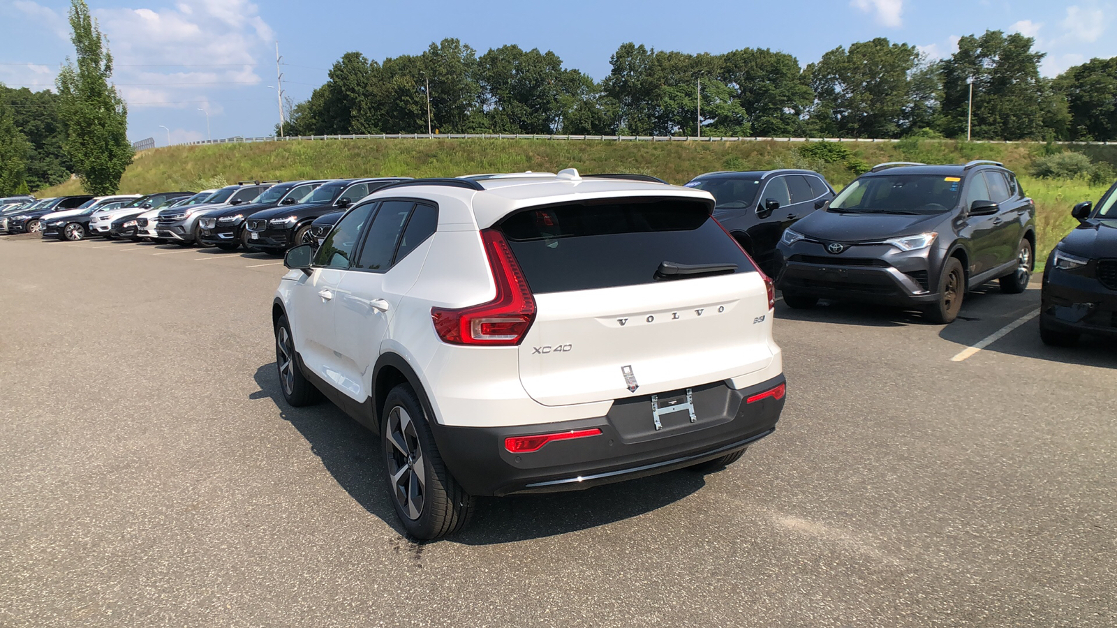 2025 Volvo XC40 Plus Dark Theme 7