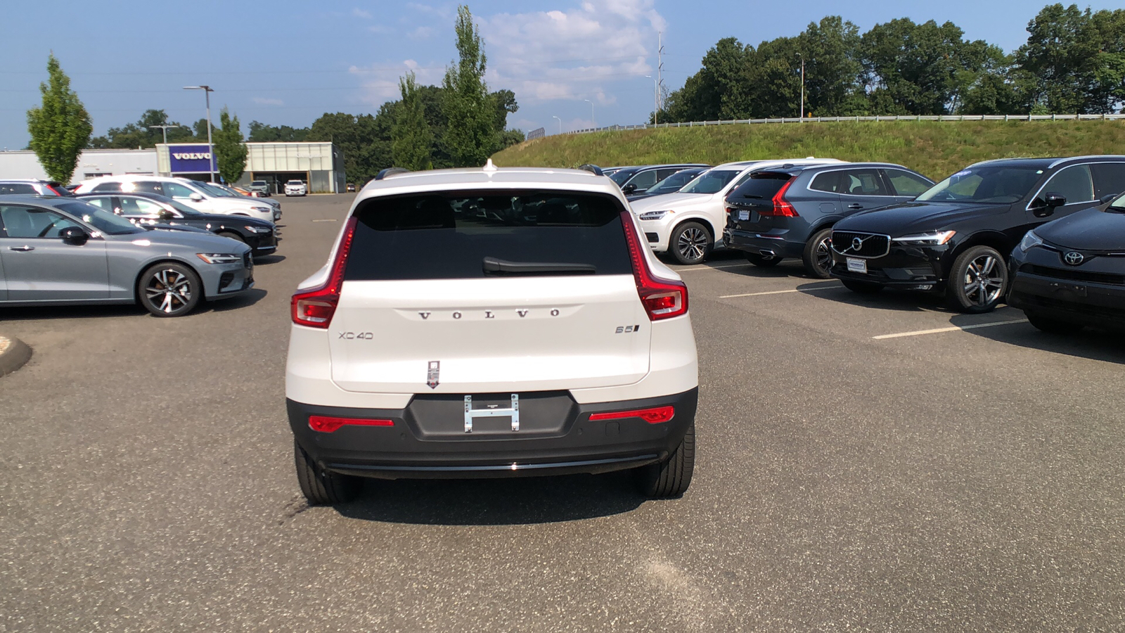 2025 Volvo XC40 Plus Dark Theme 8