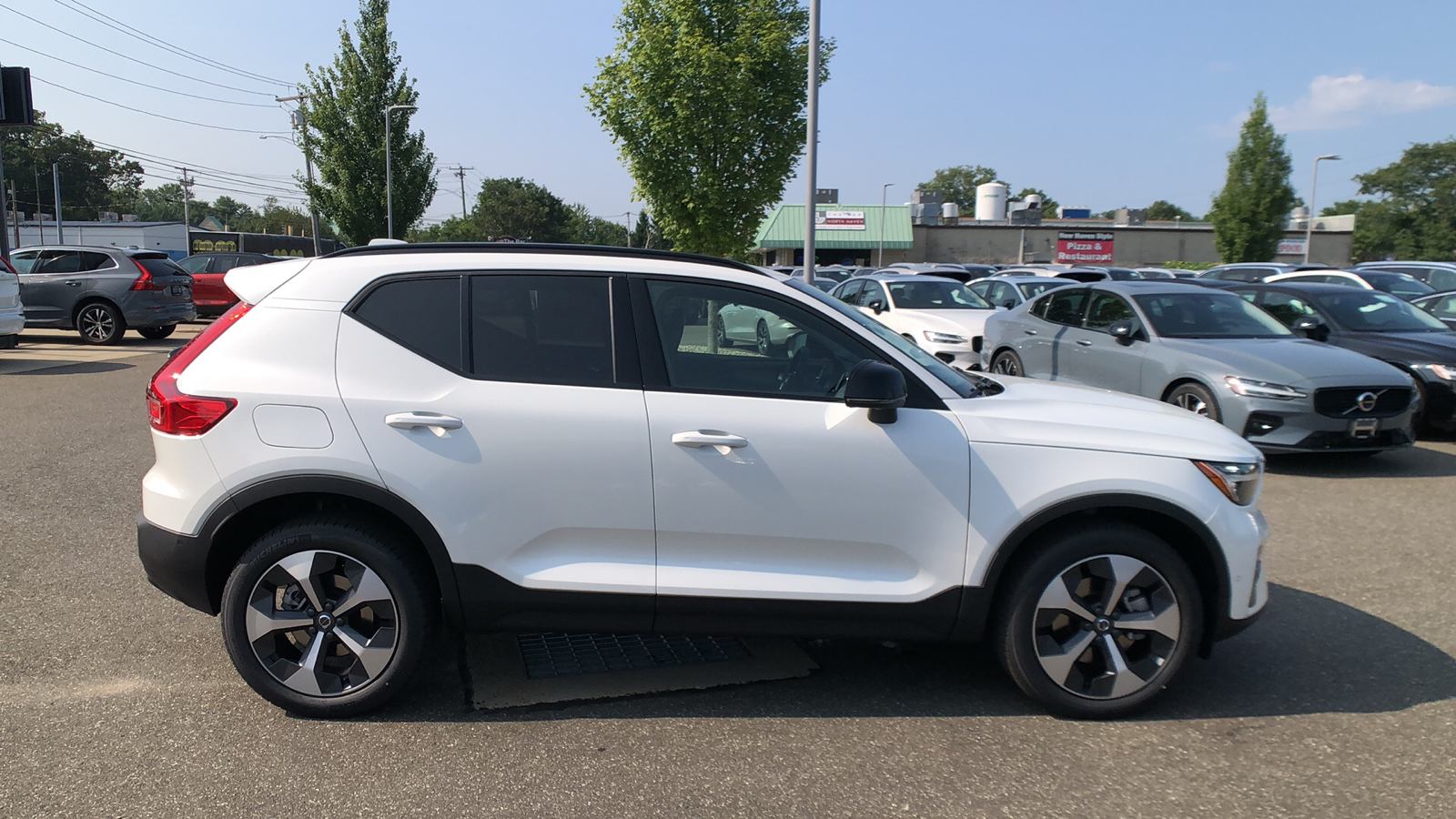 2025 Volvo XC40 Plus Dark Theme 11