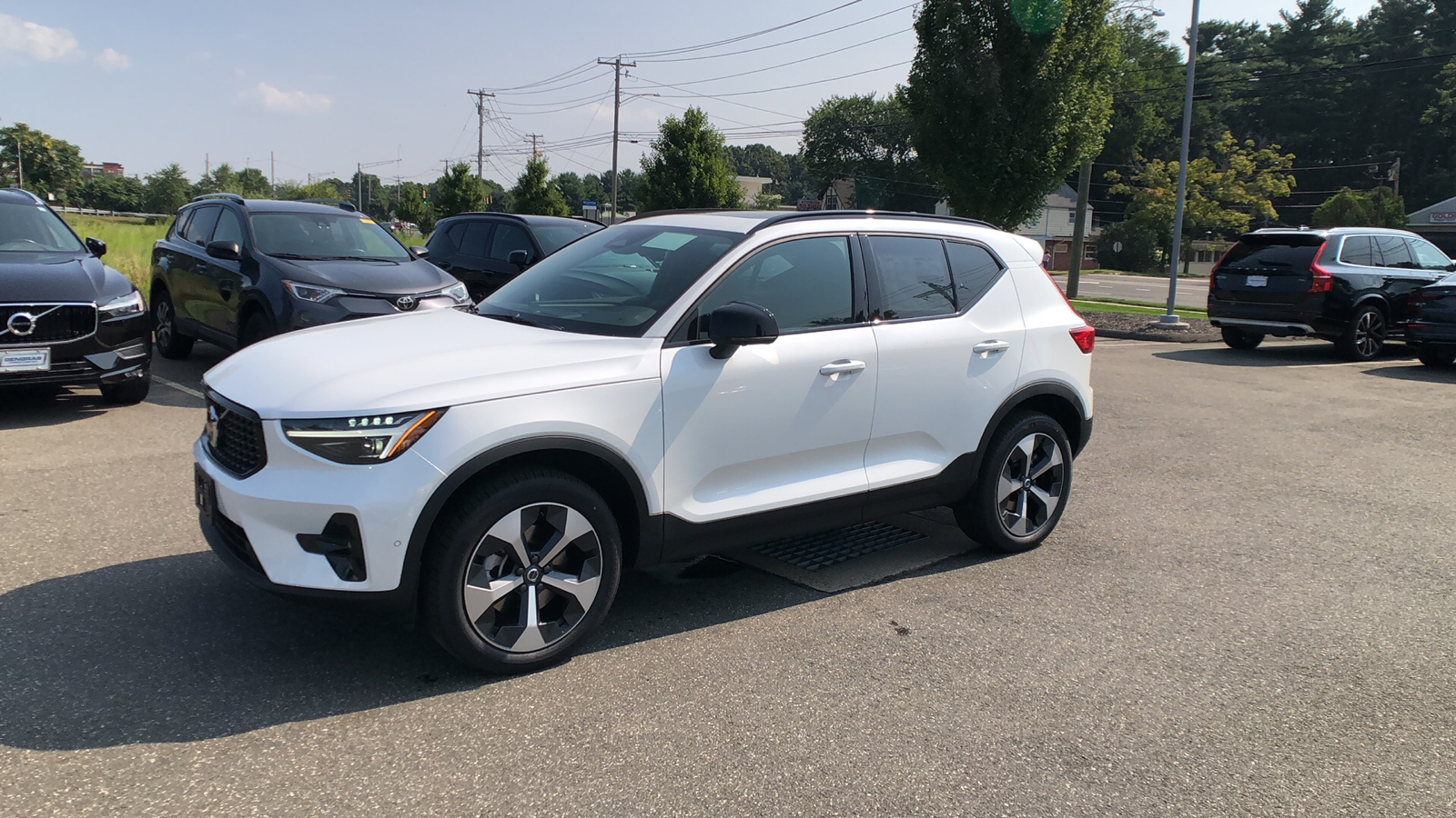 2025 Volvo XC40 Plus Dark Theme 4