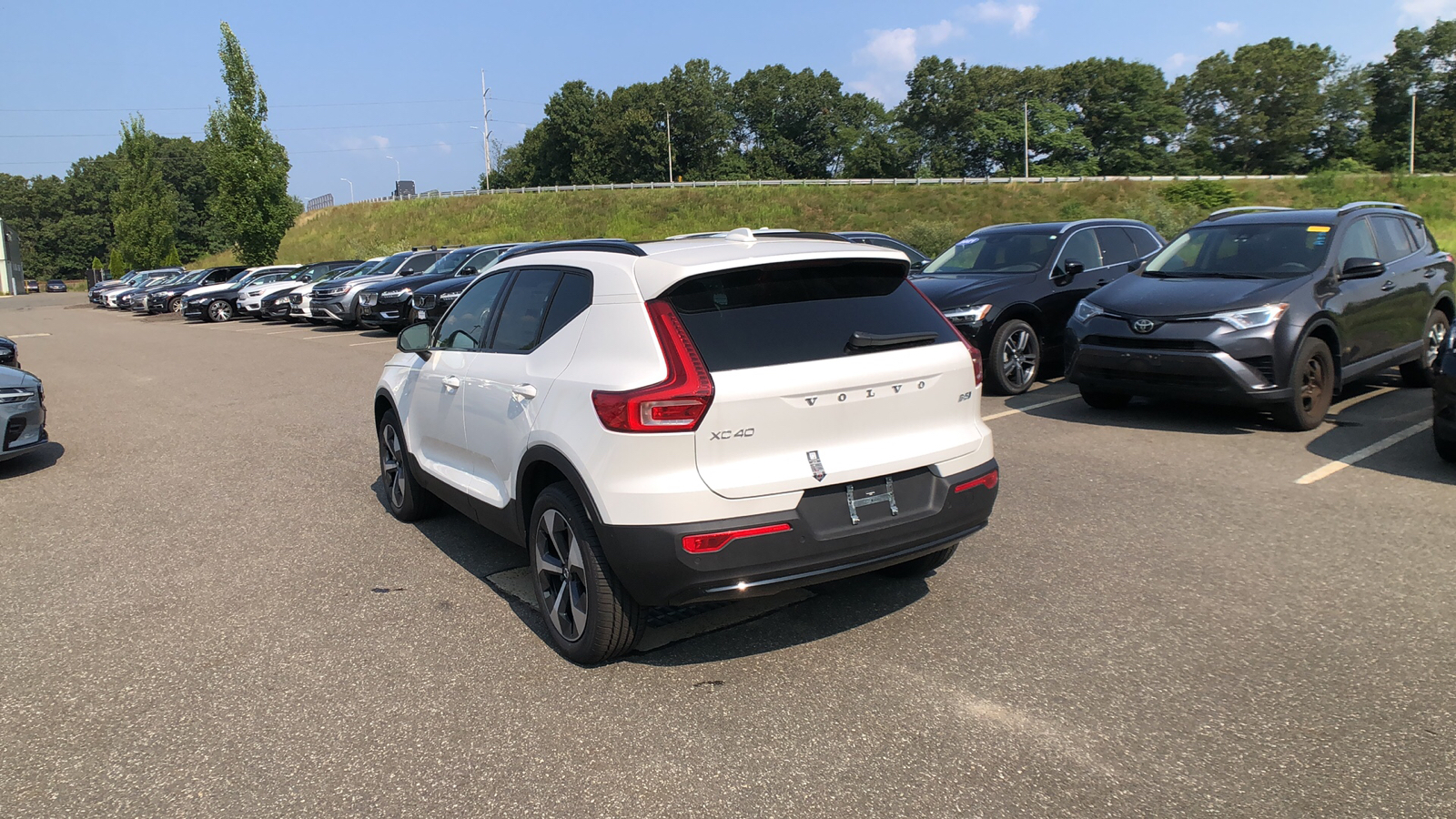 2025 Volvo XC40 Plus Dark Theme 7