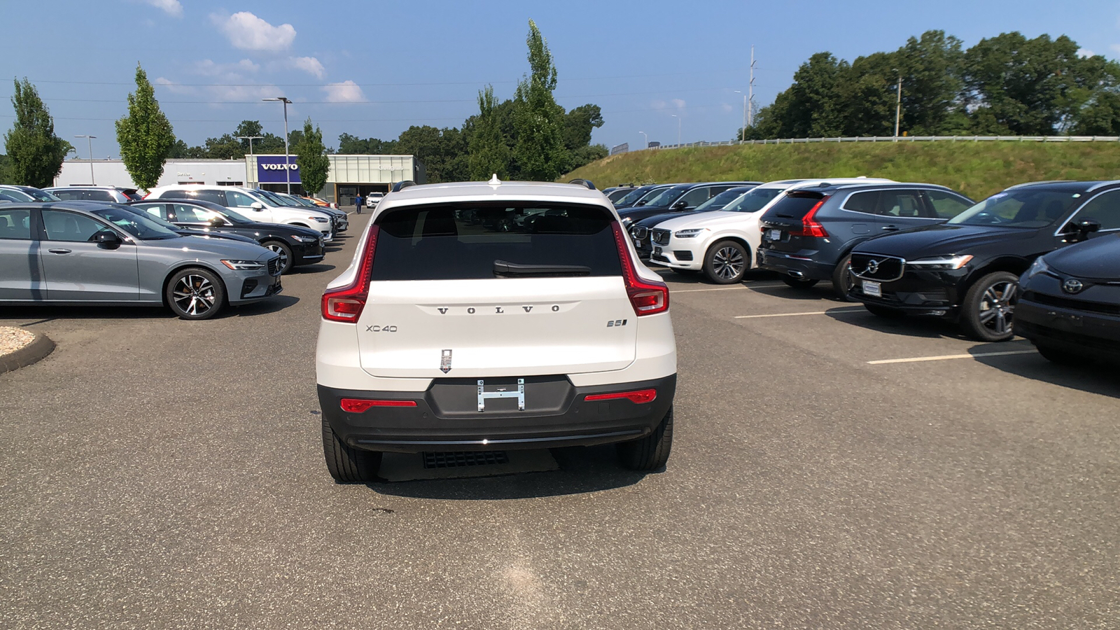 2025 Volvo XC40 Plus Dark Theme 8