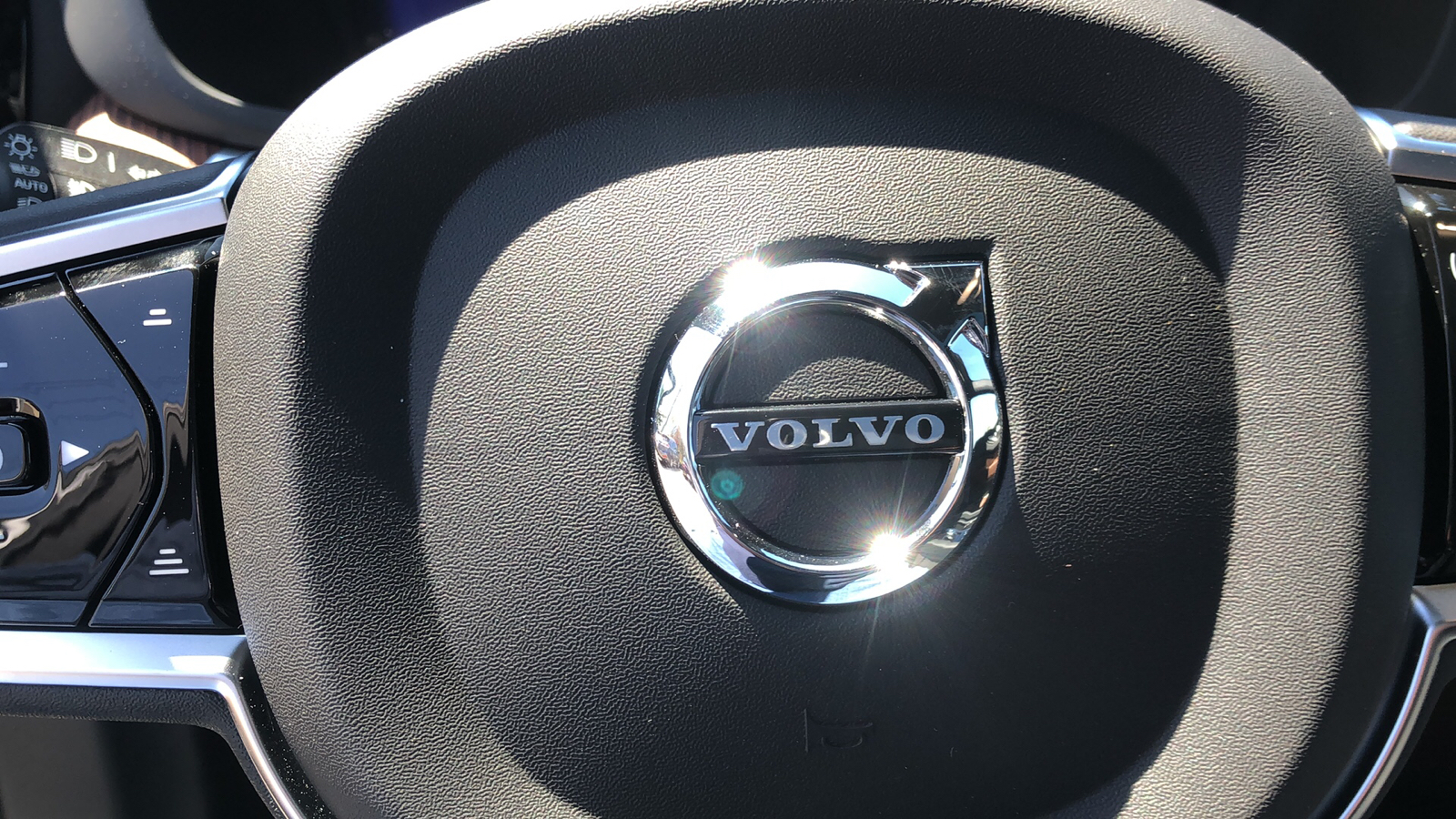 2024 Volvo XC60 Plus Dark Theme 13