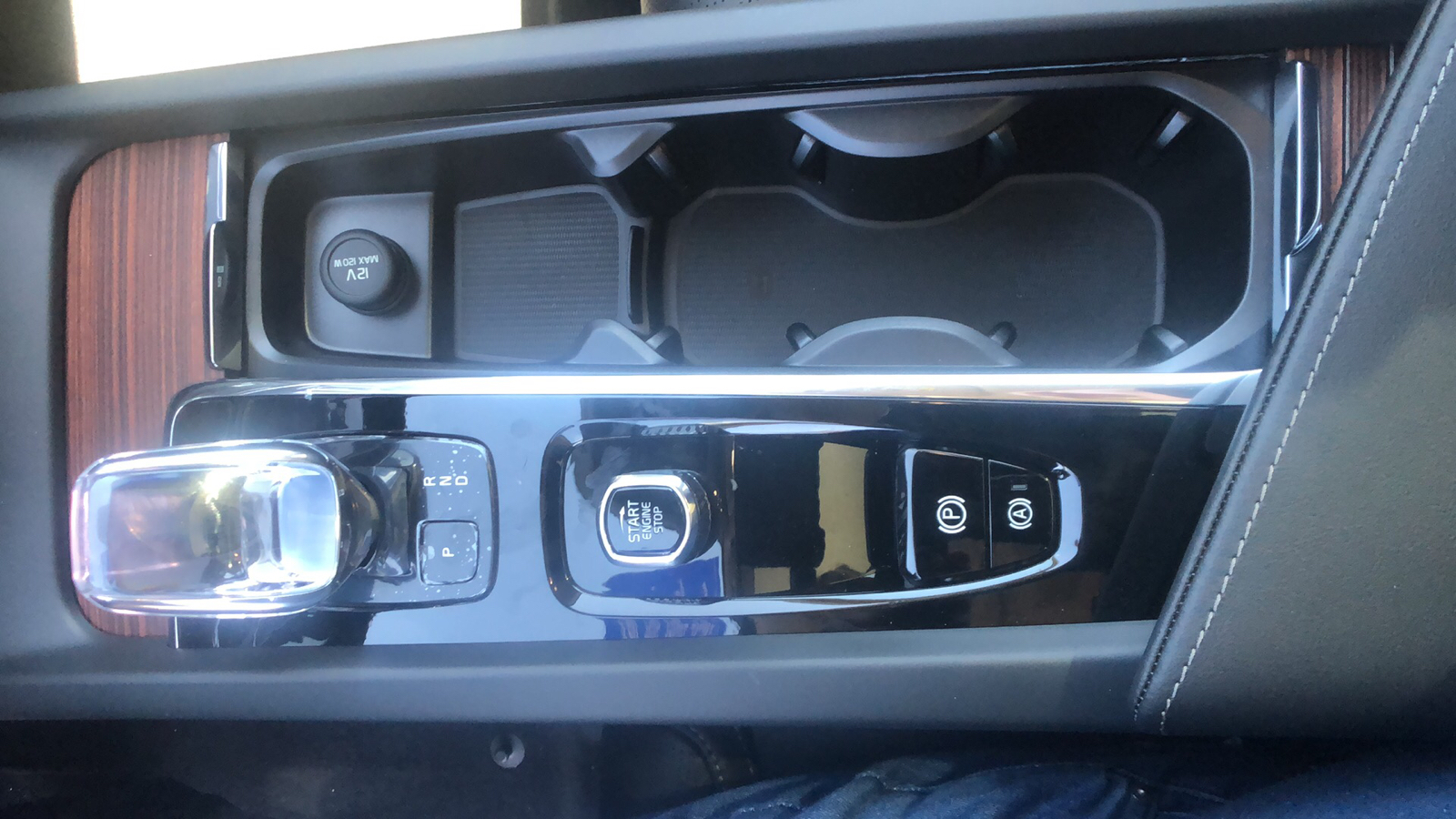 2024 Volvo XC60 Recharge Plug-In Hybrid Ultimate Dark Theme 18