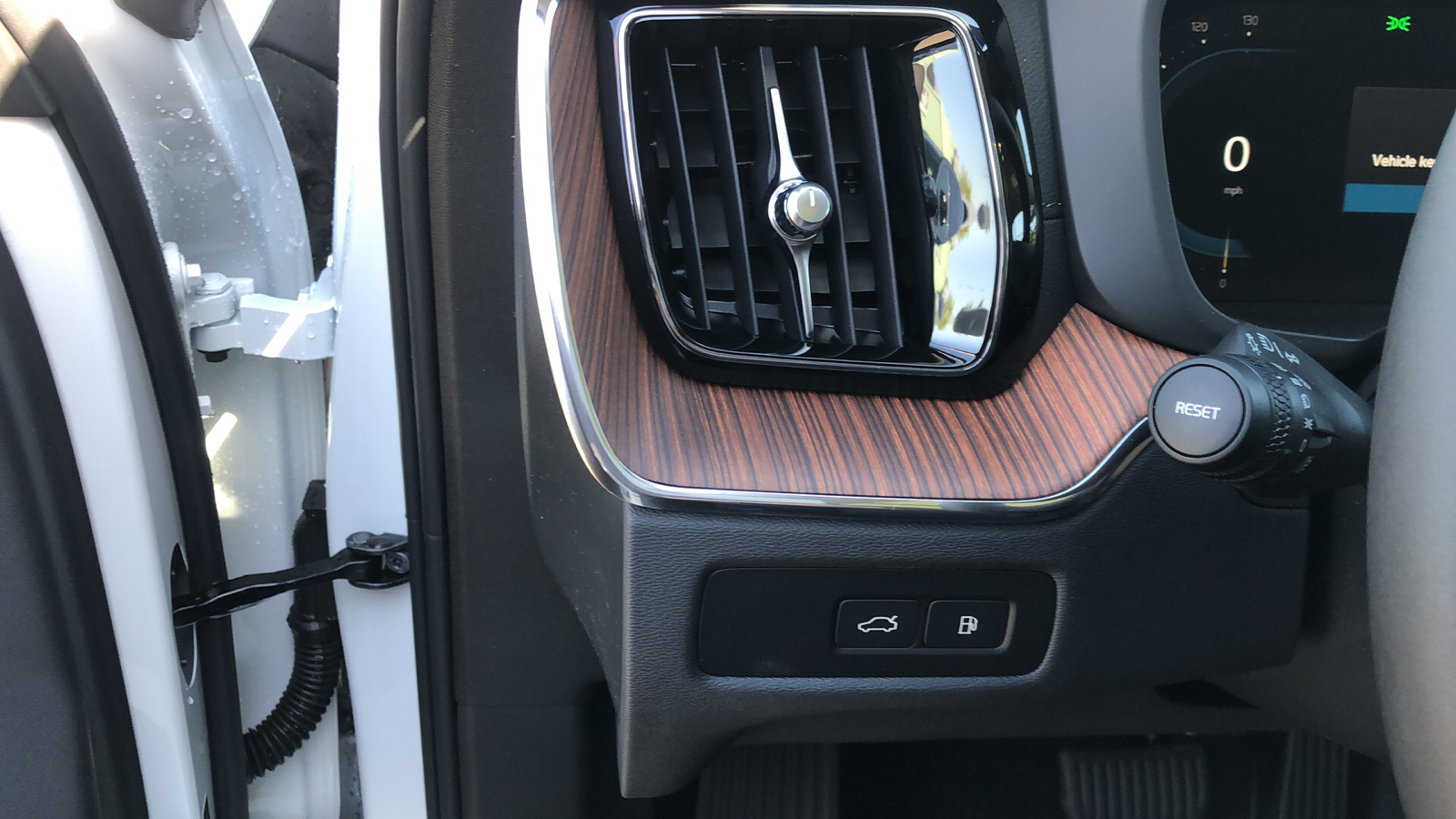 2024 Volvo XC60 Recharge Plug-In Hybrid Ultimate Dark Theme 10
