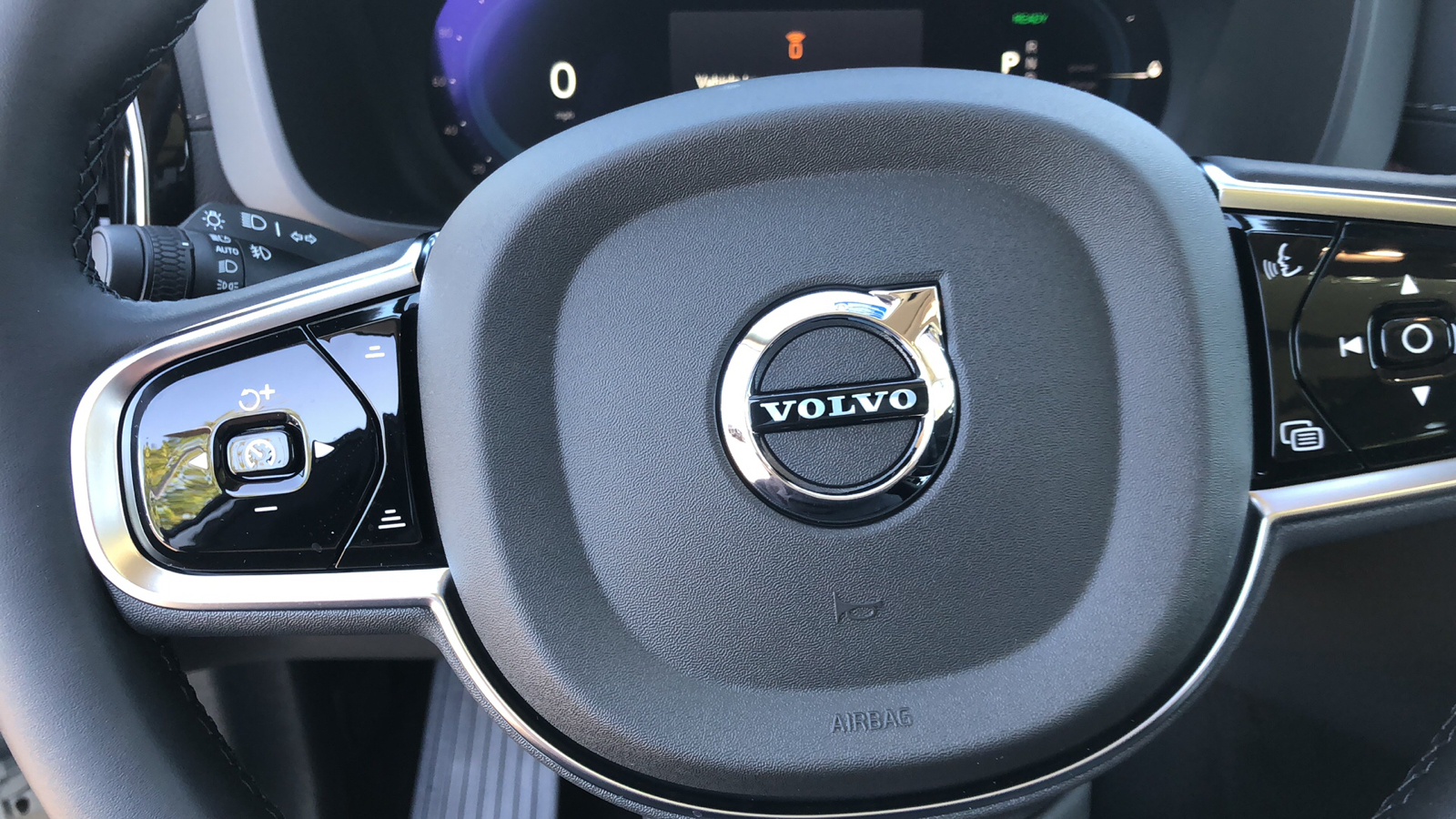 2024 Volvo XC60 Recharge Plug-In Hybrid Ultimate Dark Theme 15