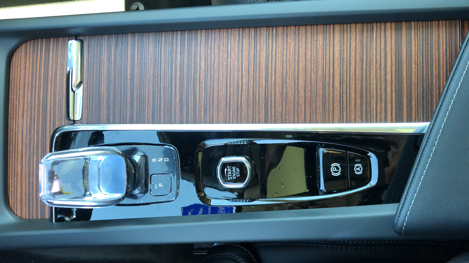 2024 Volvo XC60 Recharge Plug-In Hybrid Ultimate Dark Theme 20
