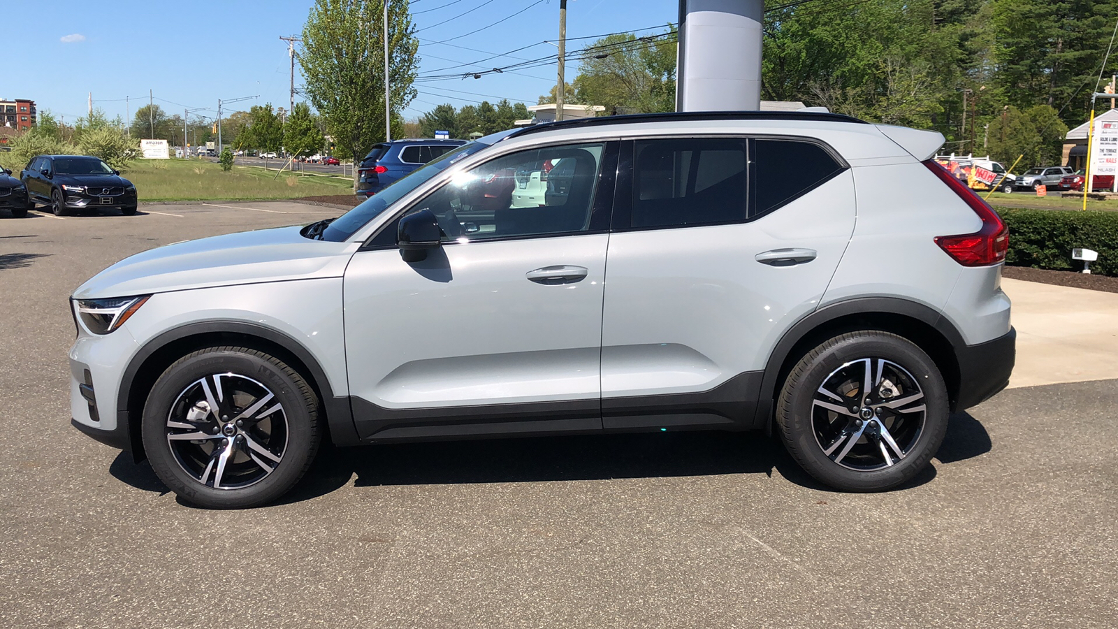 2024 Volvo XC40 Core Dark Theme 1