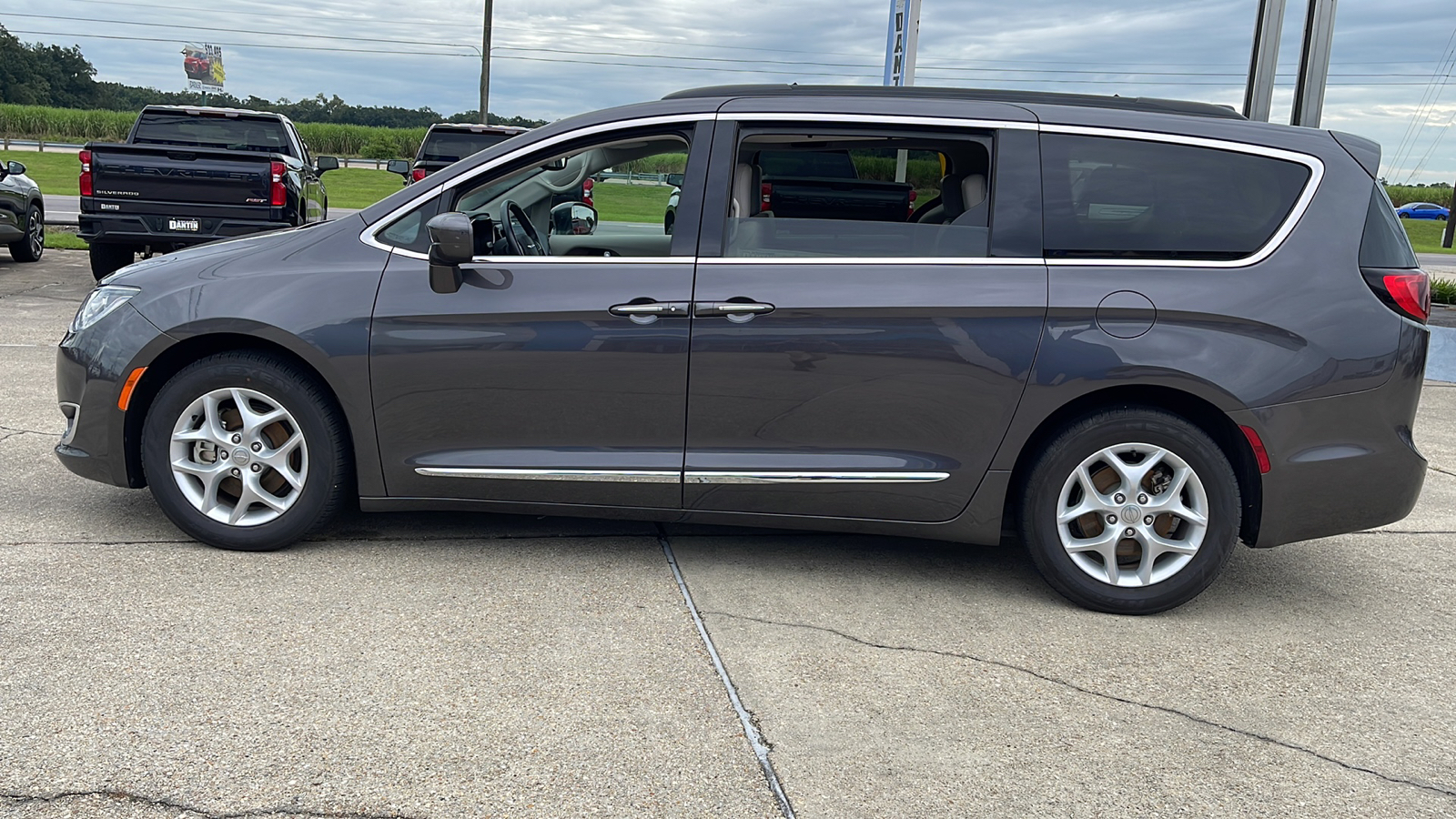 2017 Chrysler Pacifica Touring L 4