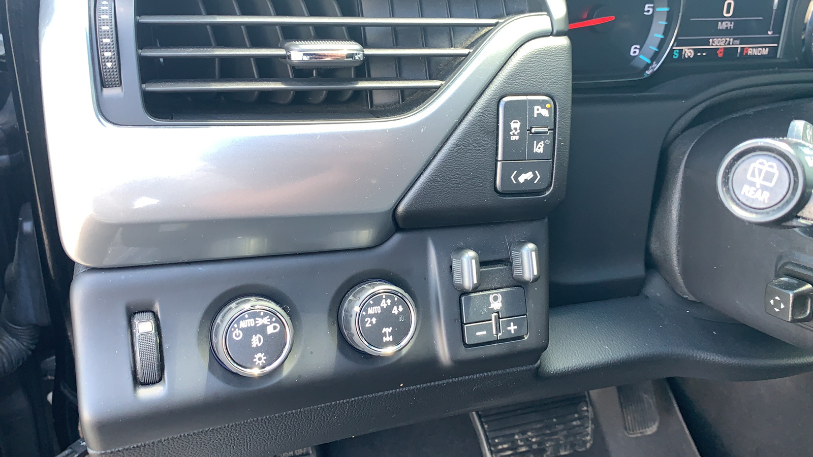 2015 Chevrolet Tahoe LTZ 16