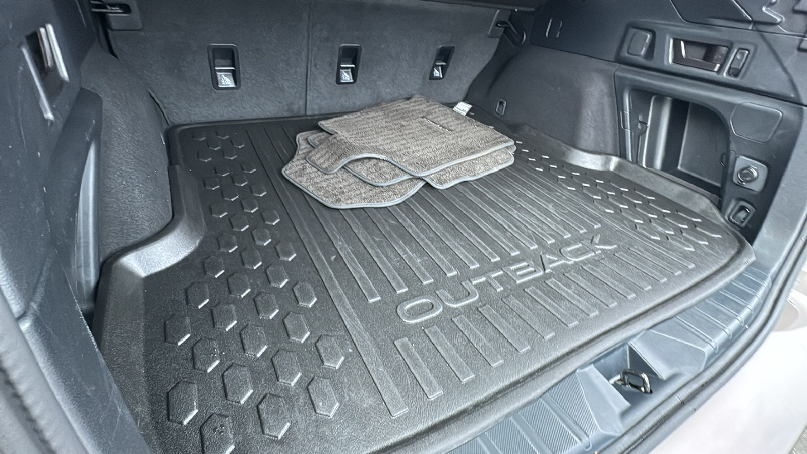 2022 Subaru Outback Premium 18