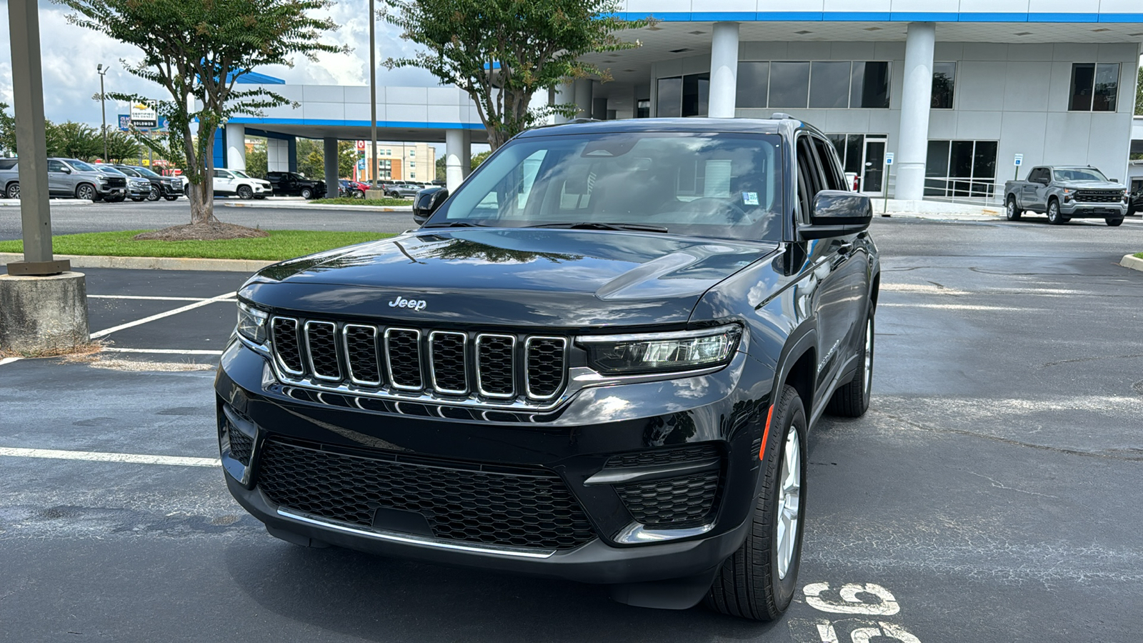 2023 Jeep Grand Cherokee Laredo 1