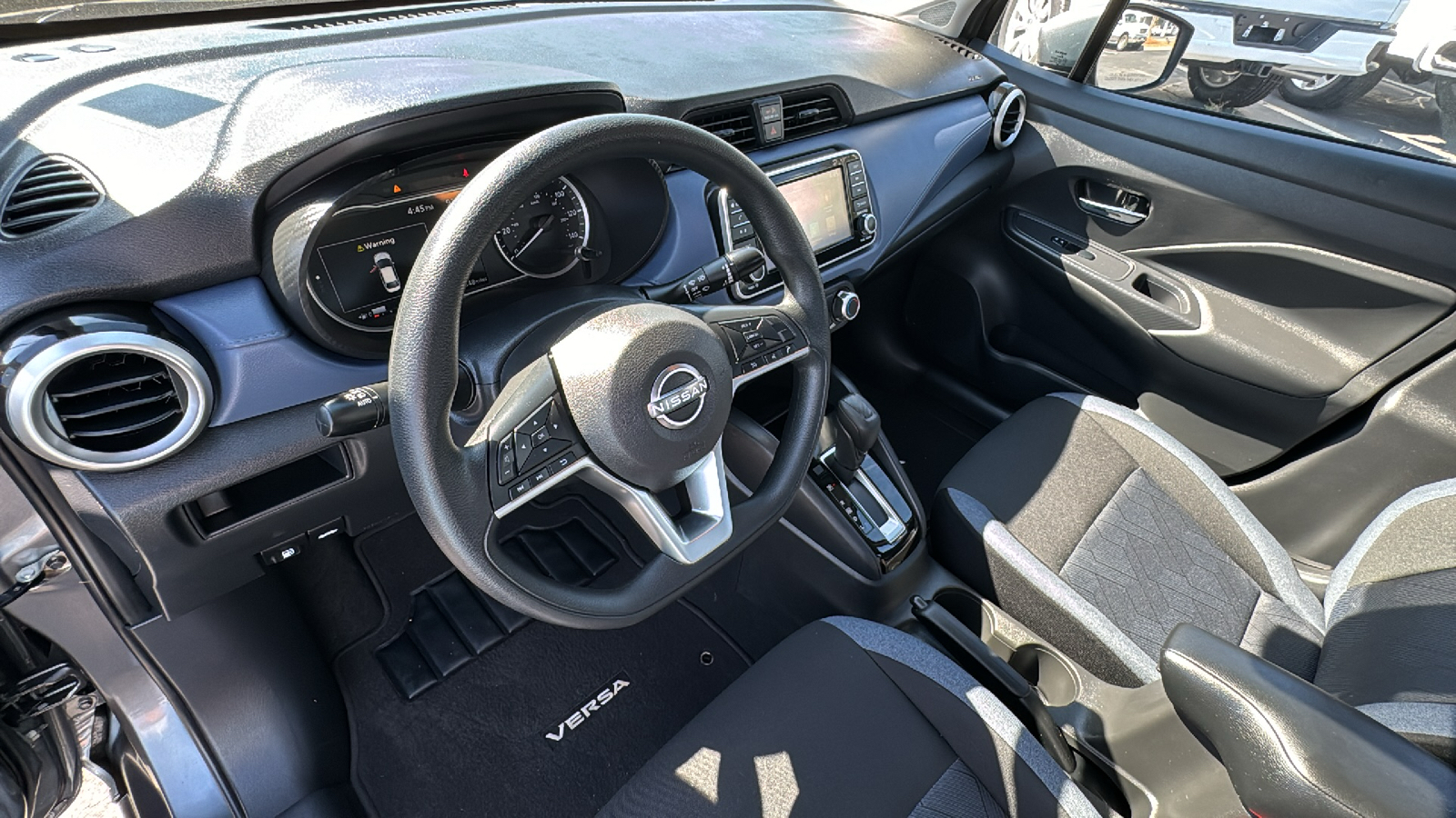 2023 Nissan Versa 1.6 SV 3