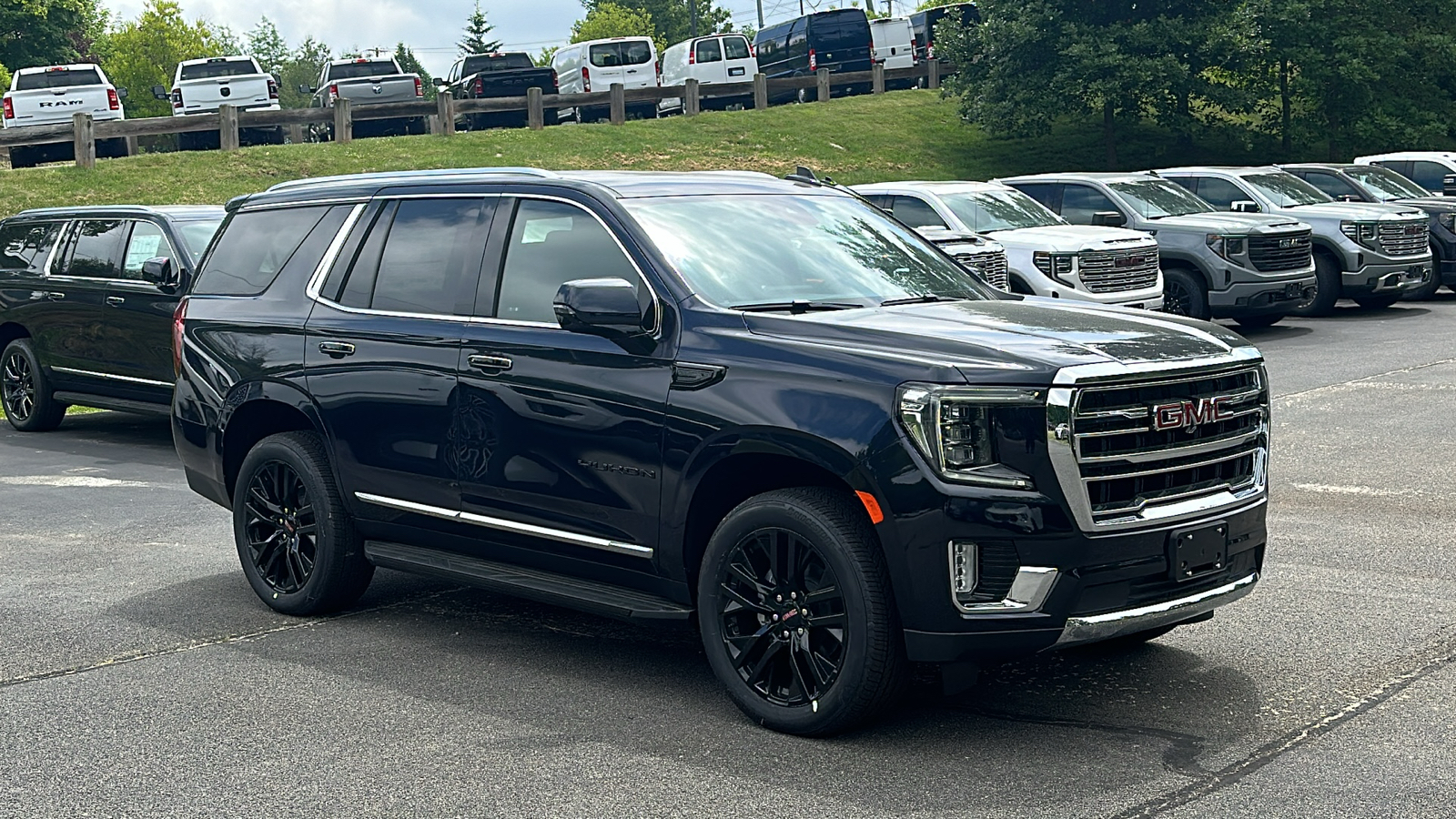 2024 GMC Yukon SLT 2