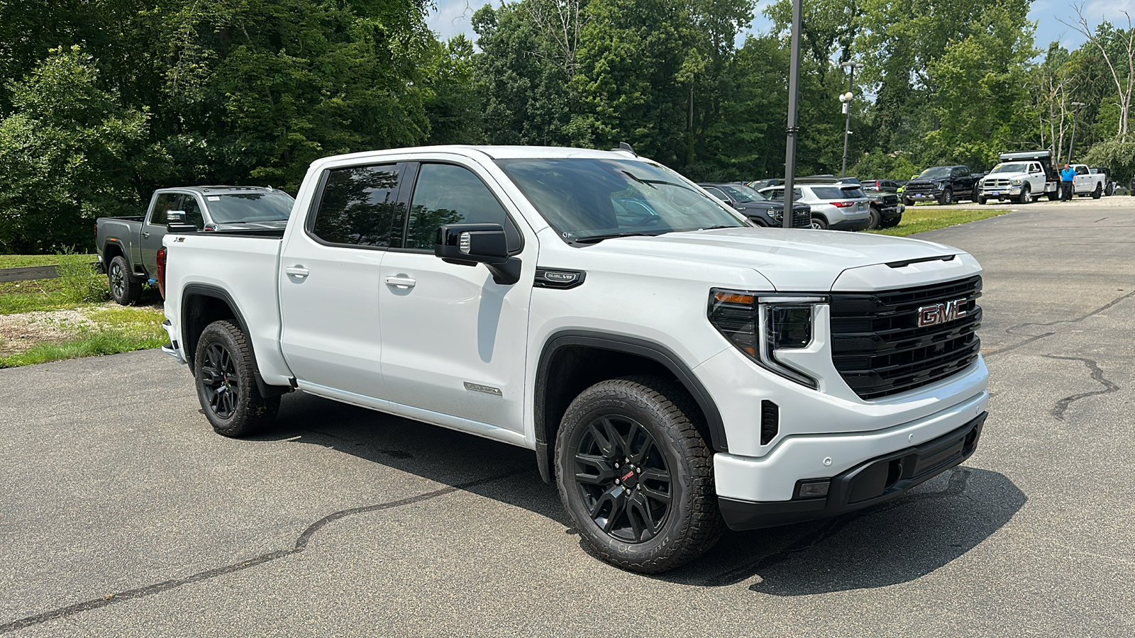 2024 GMC Sierra 1500 Elevation 2