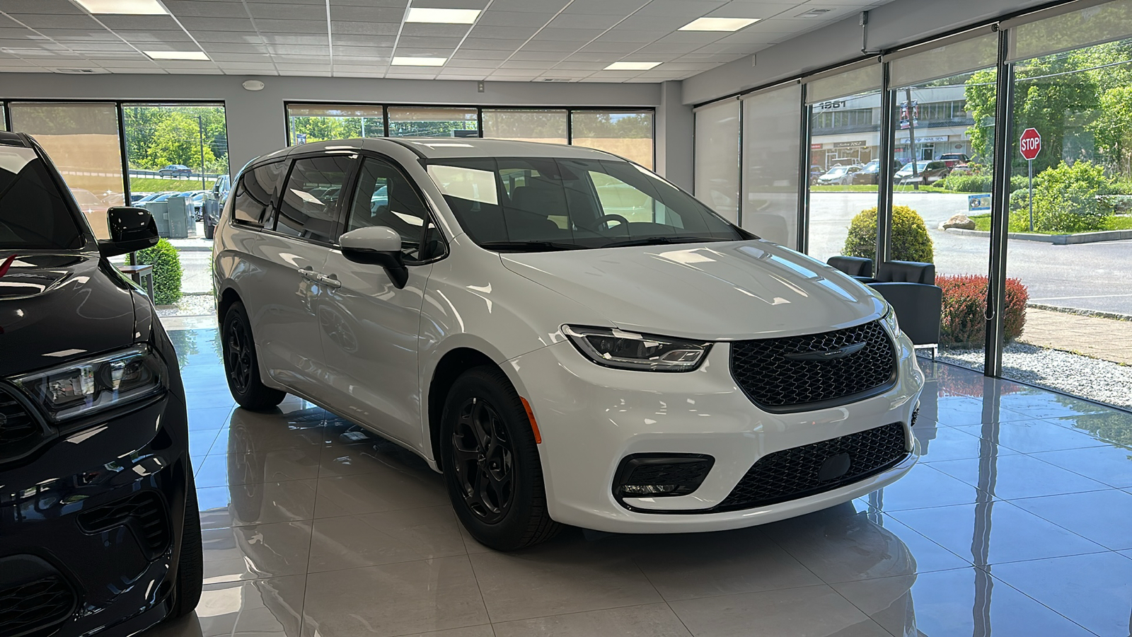 2023 Chrysler Pacifica Hybrid Touring L 2