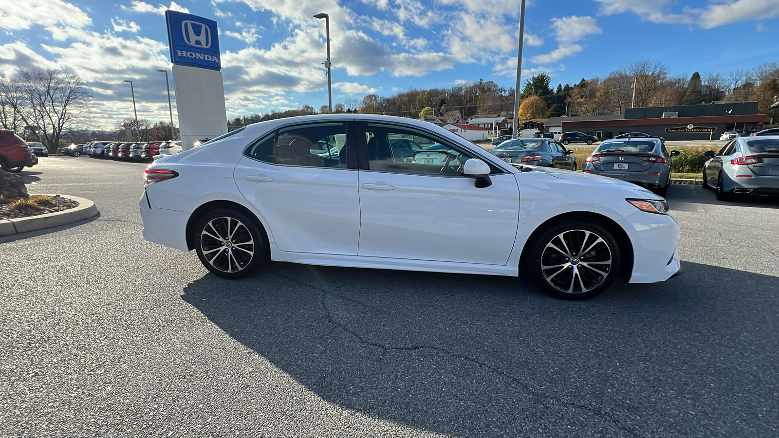 2019 Toyota Camry SE 3