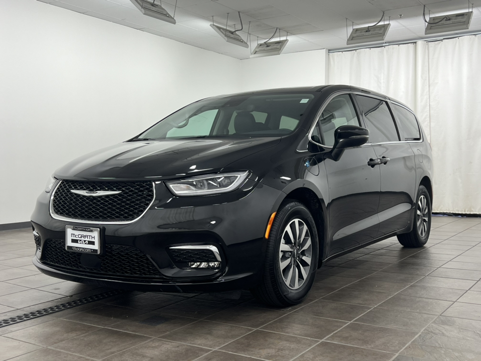 2023 Chrysler Pacifica Plug-In Hybrid Touring L 2